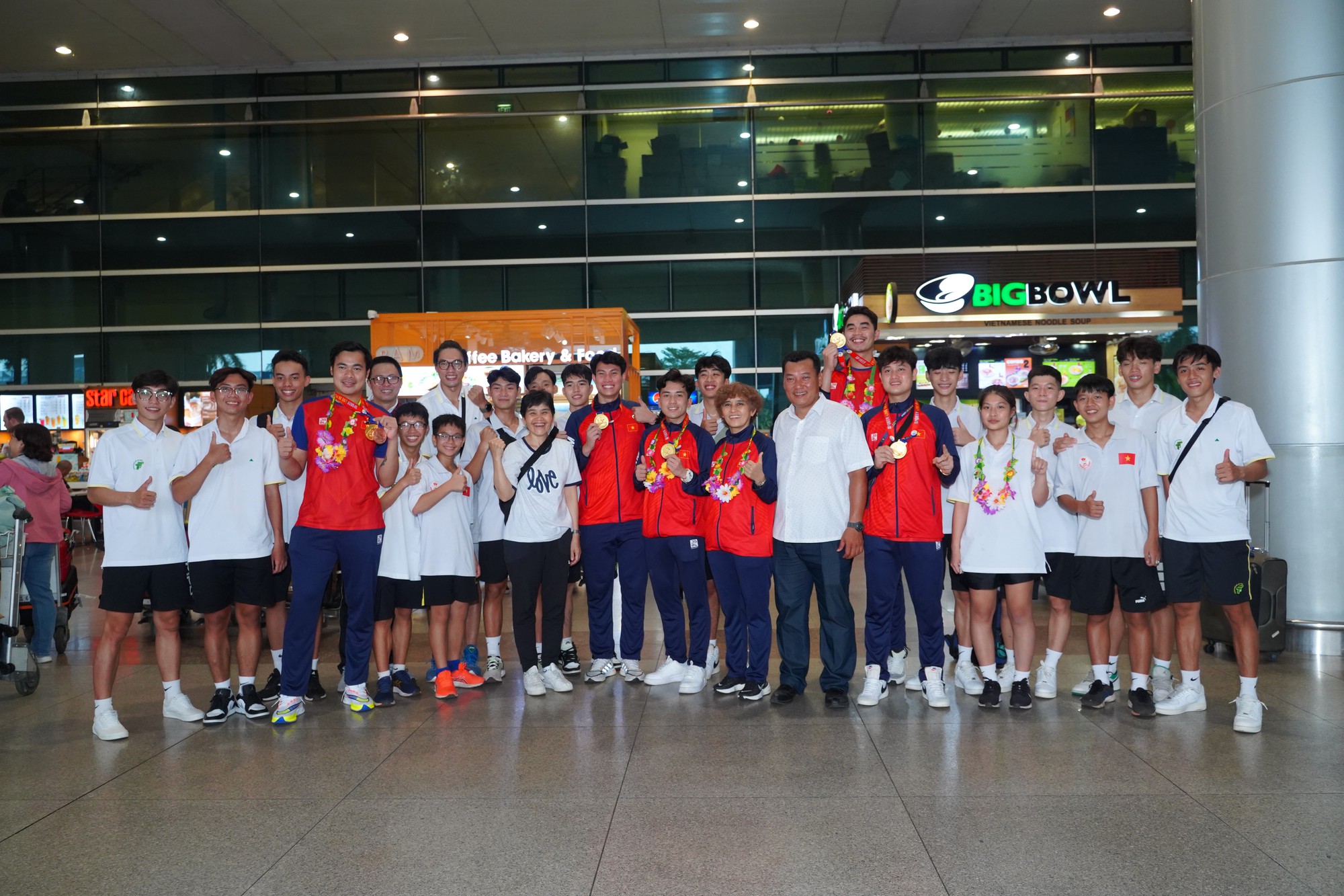 Đội tuyển U22 Việt Nam cùng nhiều đội tuyển tham gia SEA Games 32 trở về nước - Ảnh 15.