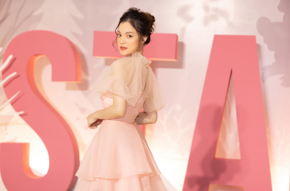 Співачка Санні Дан Нгок така ж мила та красива, як принцеса, на «Нічі зцілення» - Фото 1. Ca sĩ Sunny Đan Ngọc đẹp ngọt ngào như công chúa tại Healing Night - Ảnh 1.