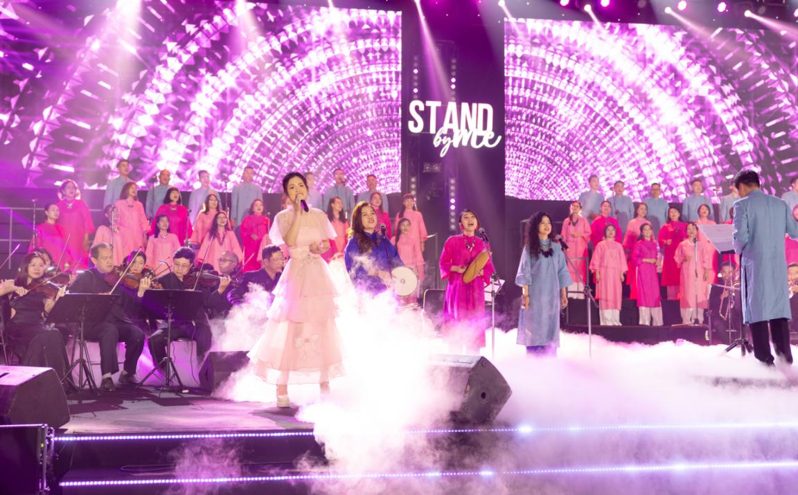 Співачка Санні Дан Нгок така ж мила та красива, як принцеса, на «Нічі зцілення» - Фото 2. Ca sĩ Sunny Đan Ngọc đẹp ngọt ngào như công chúa tại Healing Night - Ảnh 2.