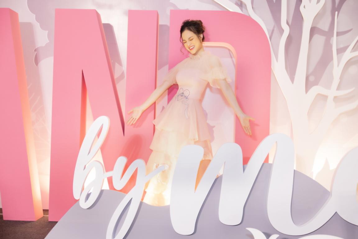 Співачка Санні Дан Нгок така ж мила та красива, як принцеса, на «Нічі зцілення» - Фото 3. Ca sĩ Sunny Đan Ngọc đẹp ngọt ngào như công chúa tại Healing Night - Ảnh 3.