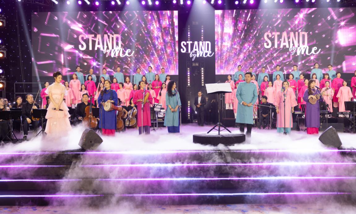 Співачка Санні Дан Нгок така ж мила та красива, як принцеса, на «Нічі зцілення» - Фото 4. Ca sĩ Sunny Đan Ngọc đẹp ngọt ngào như công chúa tại Healing Night - Ảnh 4.