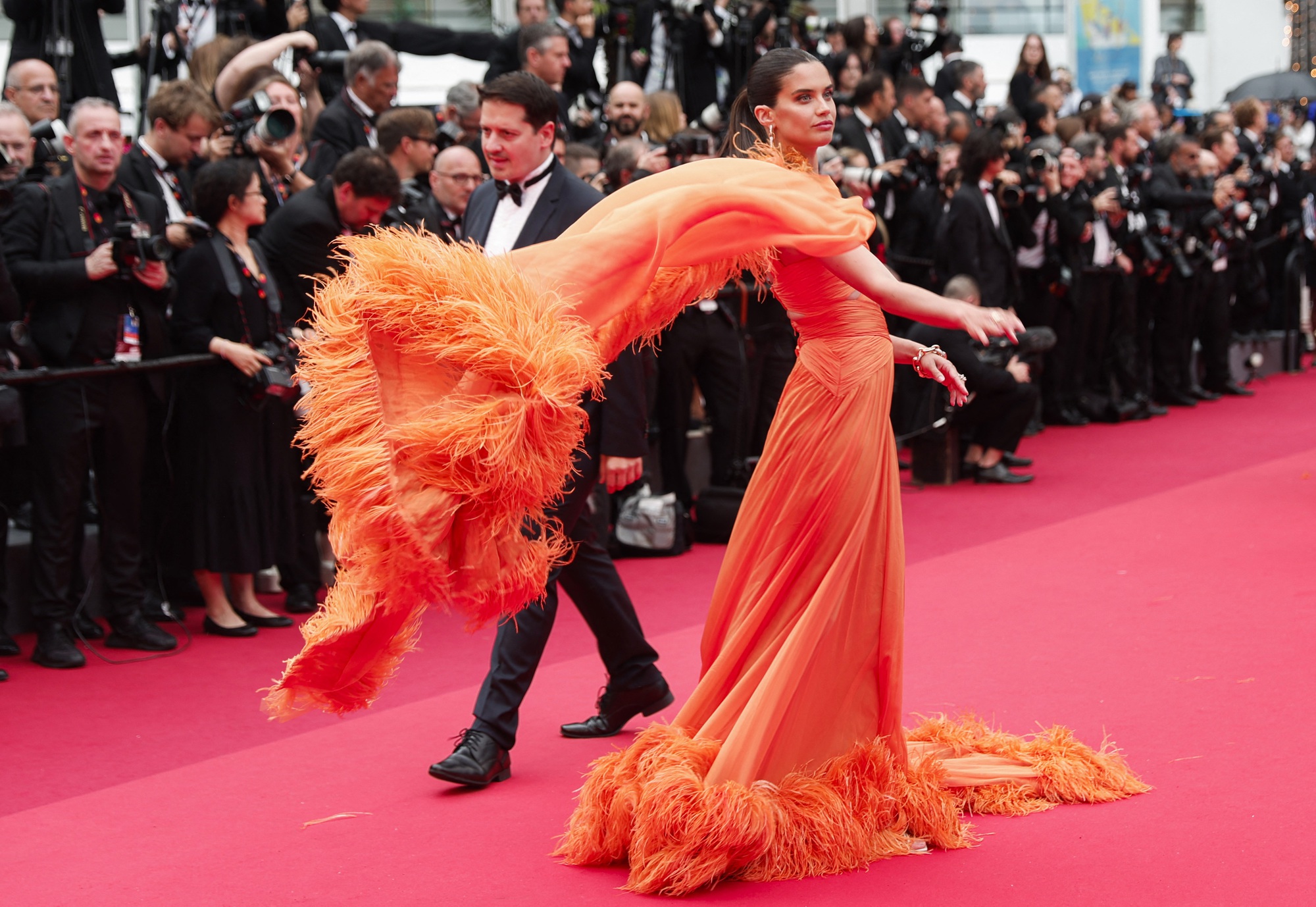 Thiên thần nội y Thái Lan diện đầm quá khổ ở Cannes 2023 - Ảnh 11.