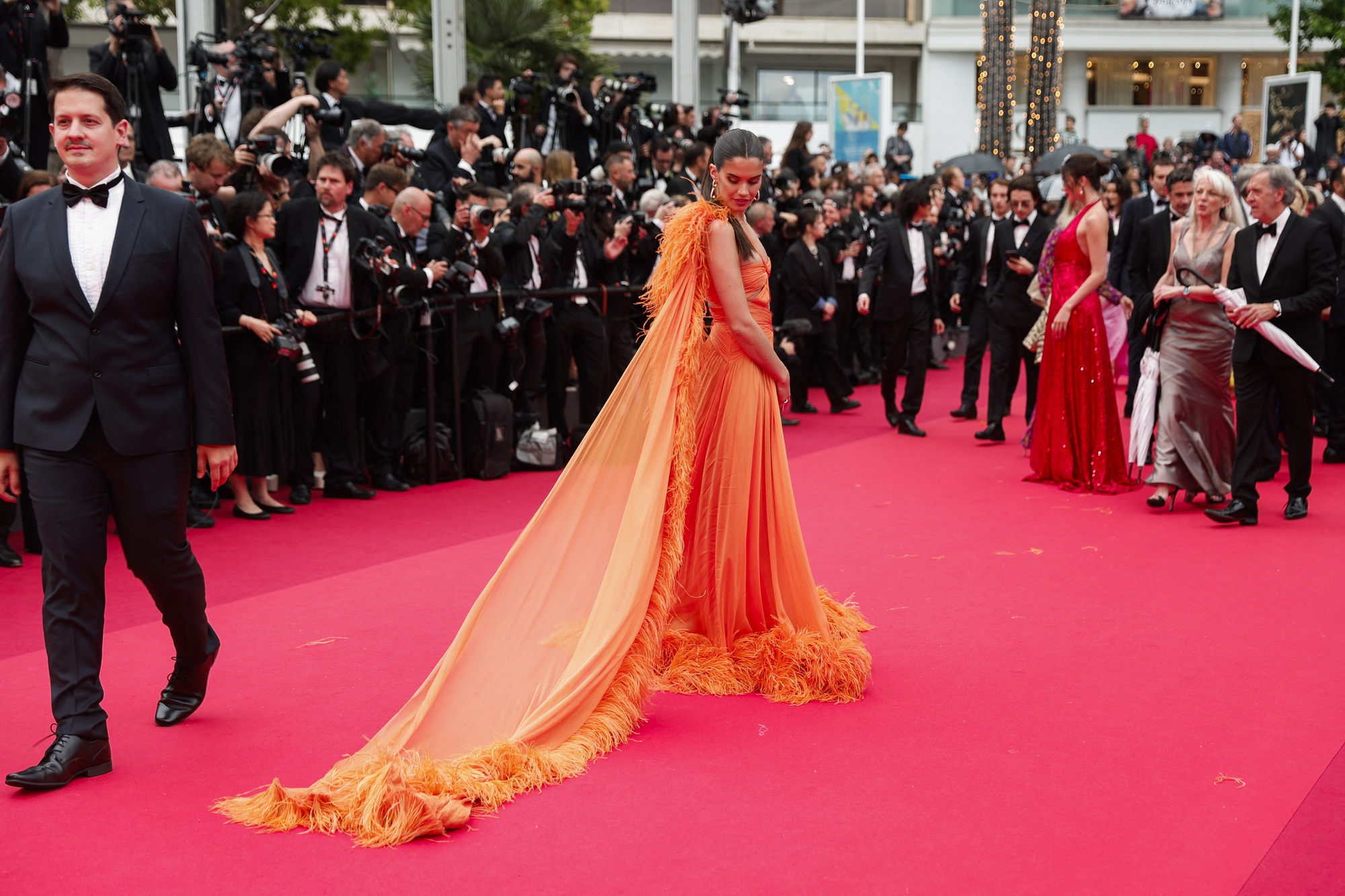 Thiên thần nội y Thái Lan diện đầm quá khổ ở Cannes 2023 - Ảnh 13.