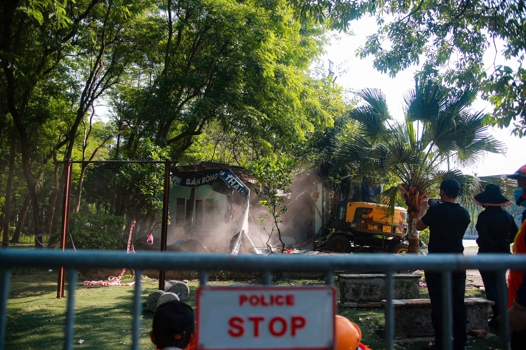 Bắt đầu tháo dỡ công trình vi phạm bên trong công viên Tuổi trẻ Thủ đô - Ảnh 3.