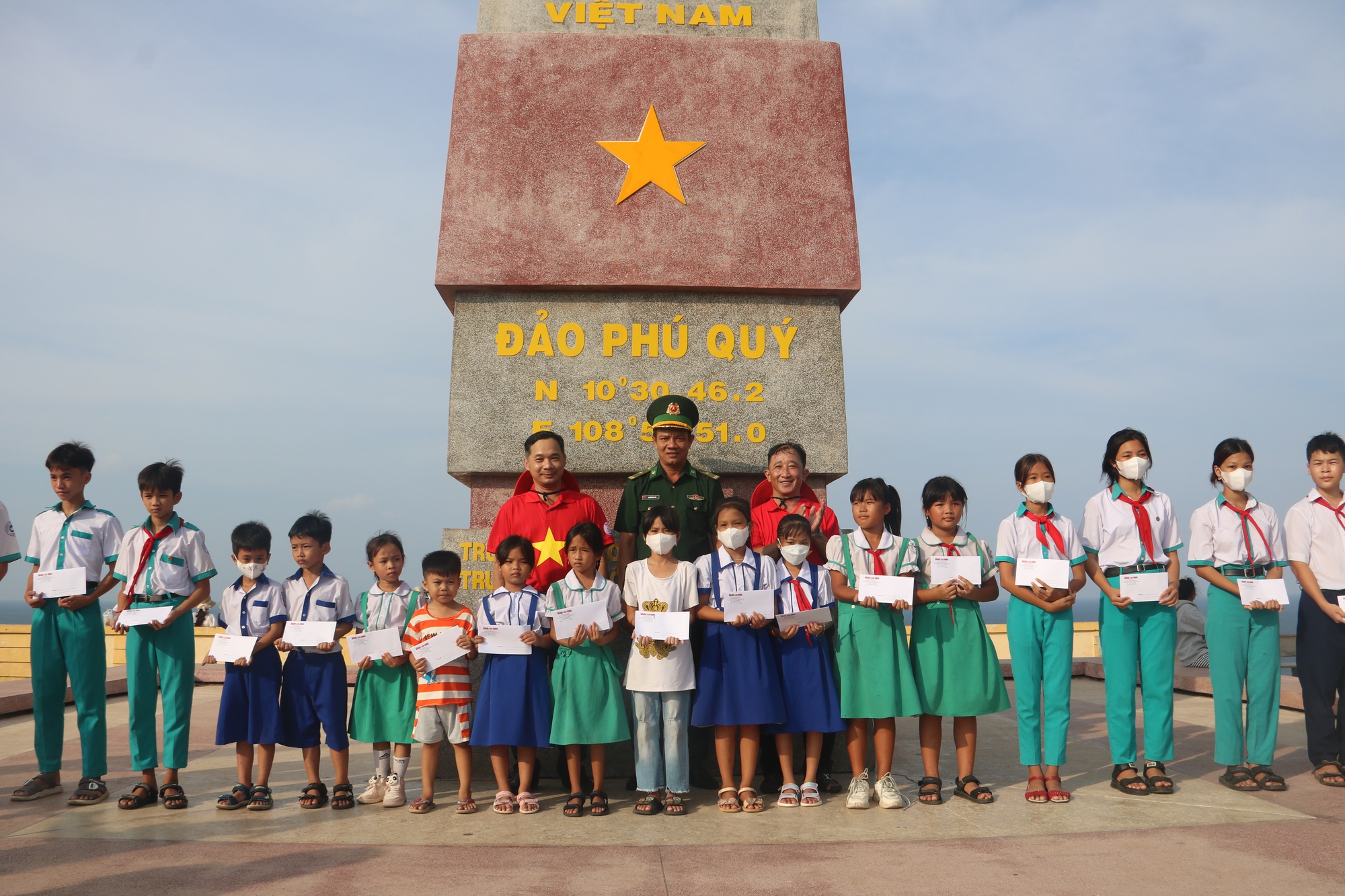 “Tự hào cờ Tổ quốc” đến với đảo tiền tiêu Phú Quý - Ảnh 7.