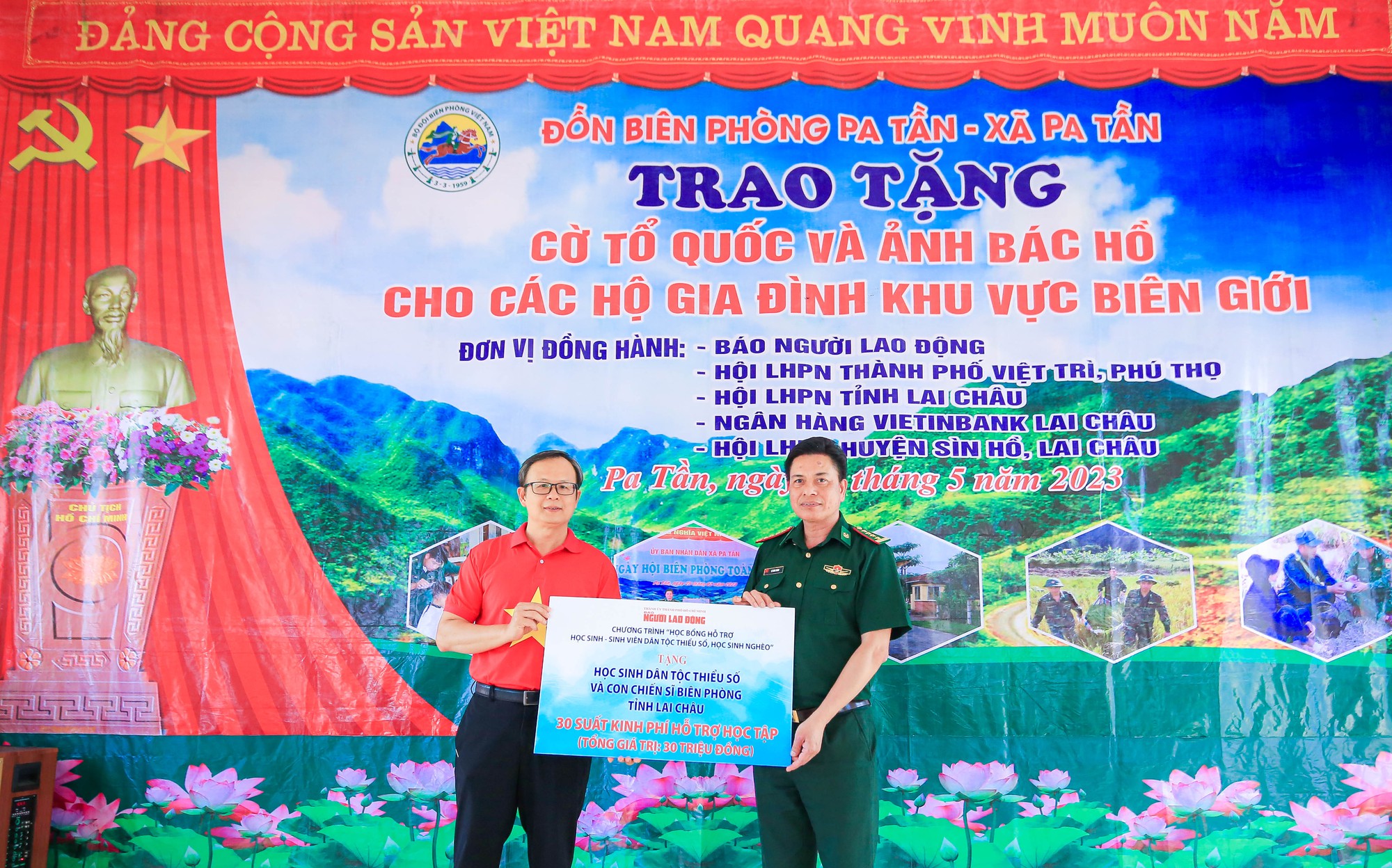 Báo Người Lao Động trao tặng 5.000 lá cờ Tổ quốc tại  tỉnh Lai Châu - Ảnh 3.