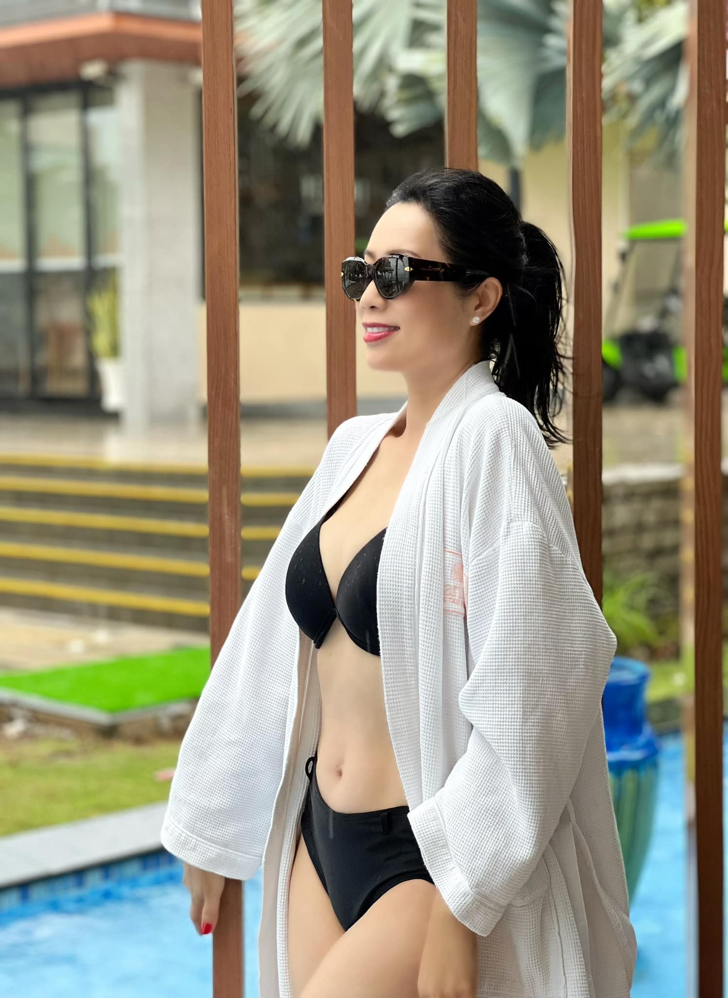 NSƯT Trịnh Kim Chi lại gây sốt với bikini ở tuổi 51 - Ảnh 1.