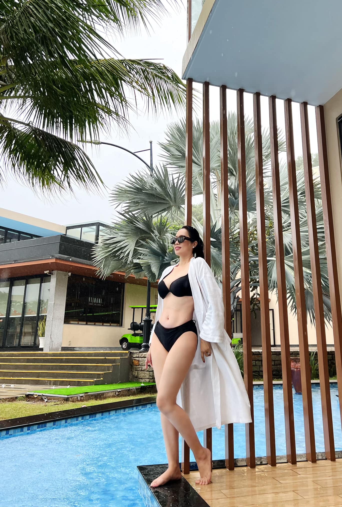 NSƯT Trịnh Kim Chi lại gây sốt với bikini ở tuổi 51 - Ảnh 3.