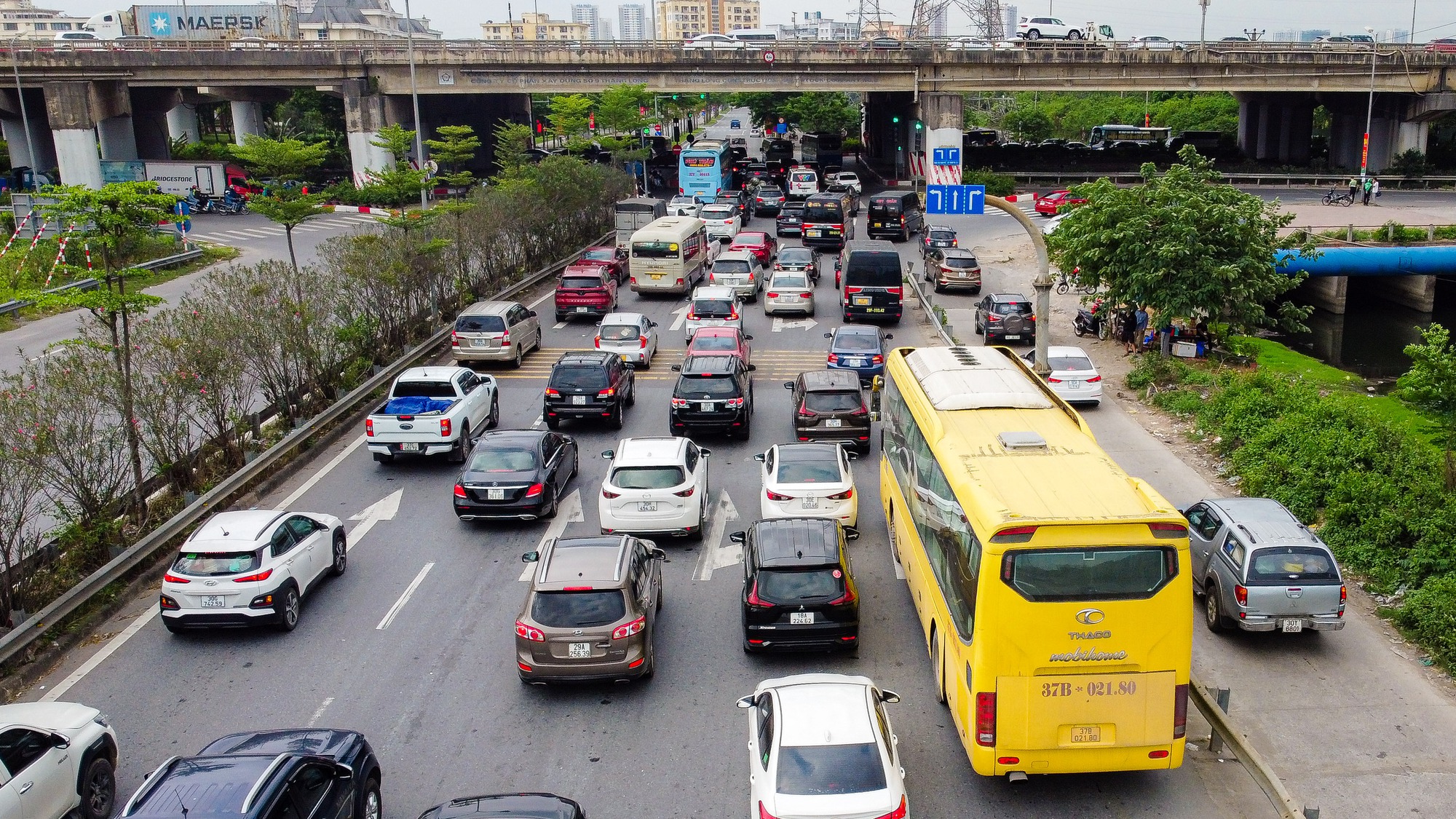 Người dân trở lại Thủ đô sớm, cửa ngõ Hà Nội ùn tắc nghiêm trọng - Ảnh 8.