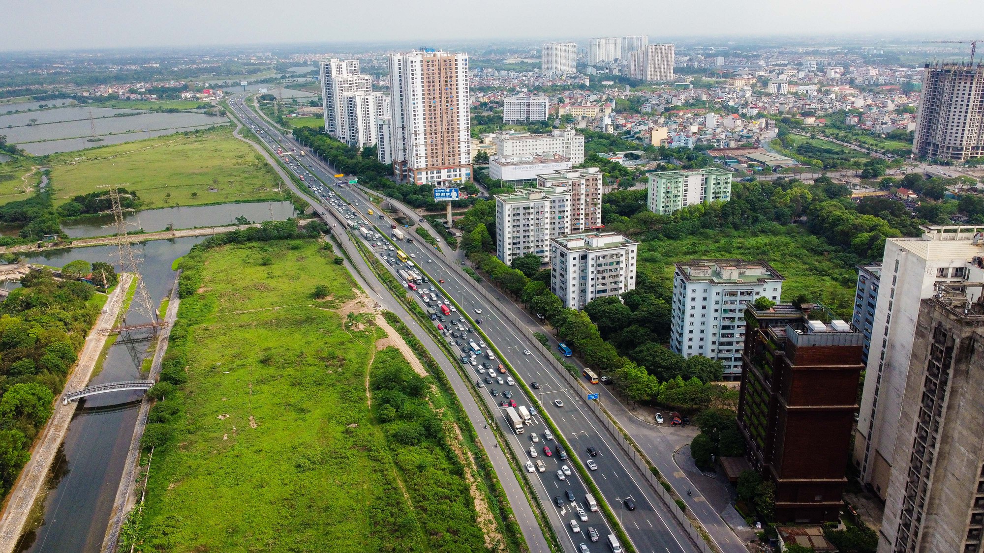 Người dân trở lại Thủ đô sớm, cửa ngõ Hà Nội ùn tắc nghiêm trọng - Ảnh 9.