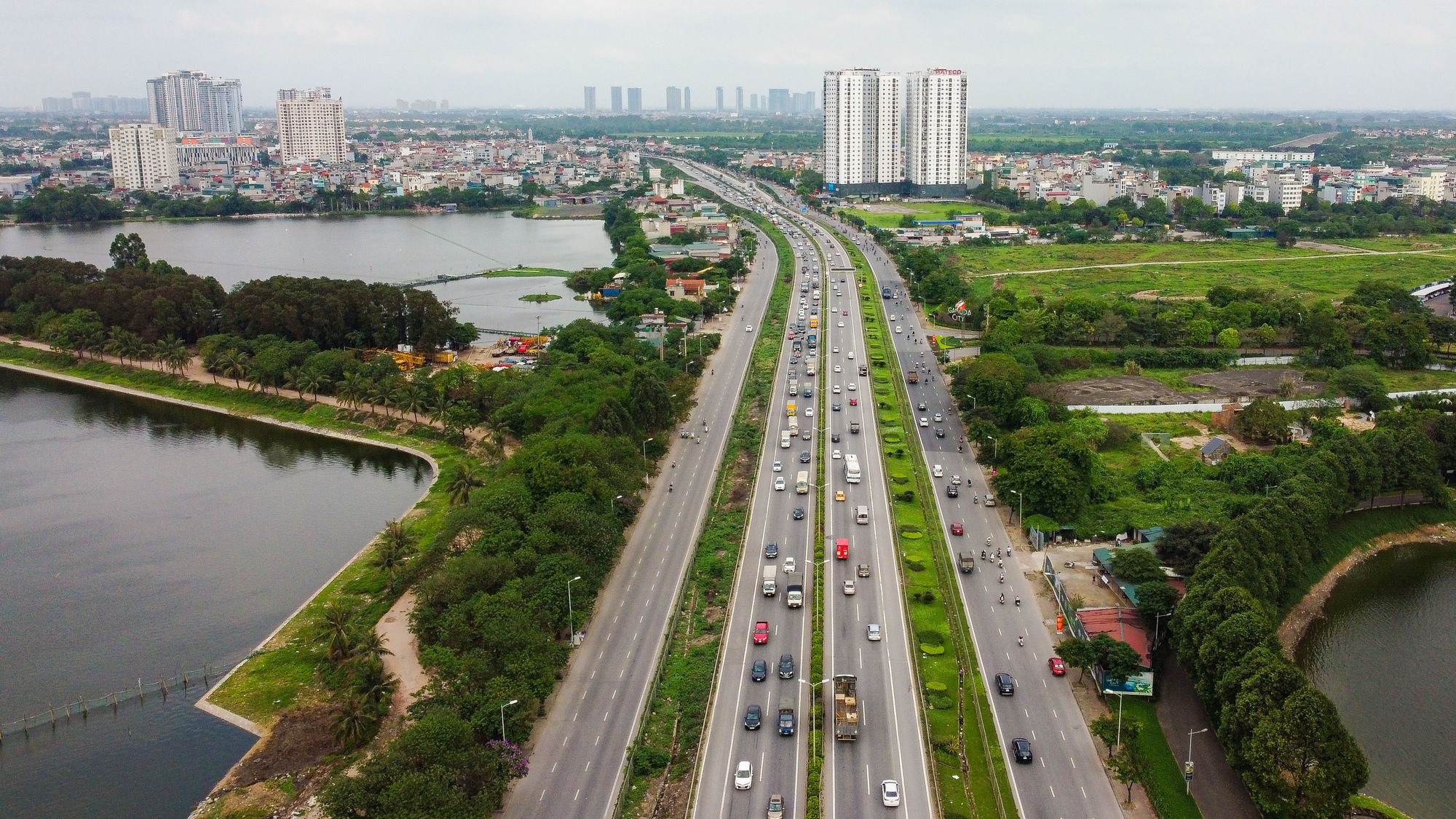 Người dân trở lại Thủ đô sớm, cửa ngõ Hà Nội ùn tắc nghiêm trọng - Ảnh 10.