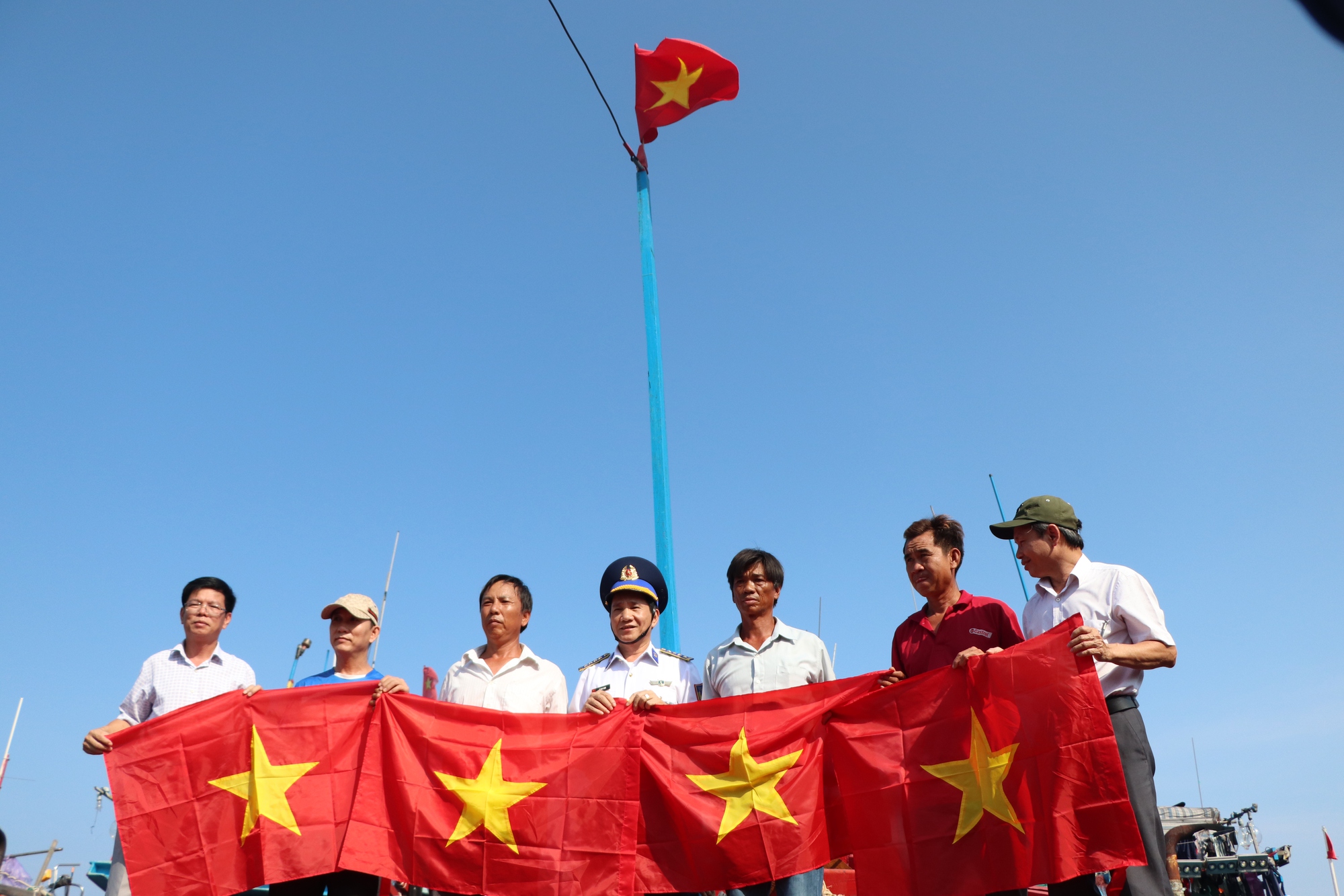 1.000 lá cờ Tổ quốc, 270 suất quà đến với bà con huyện đảo Lý Sơn - Ảnh 4.