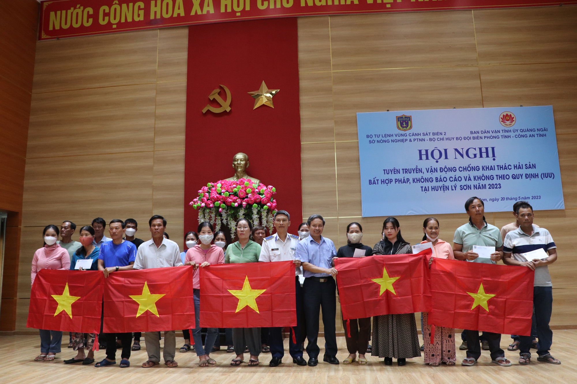 1.000 lá cờ Tổ quốc, 270 suất quà đến với bà con huyện đảo Lý Sơn - Ảnh 1.