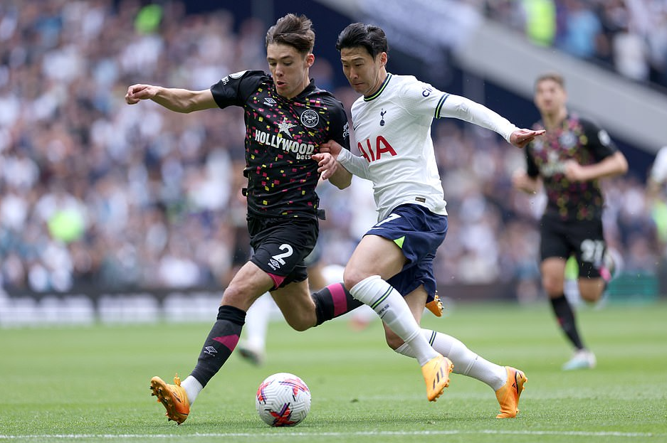 Thua thảm  Brentford sân nhà, Tottenham tan giấc mơ Top 6 - Ảnh 2.