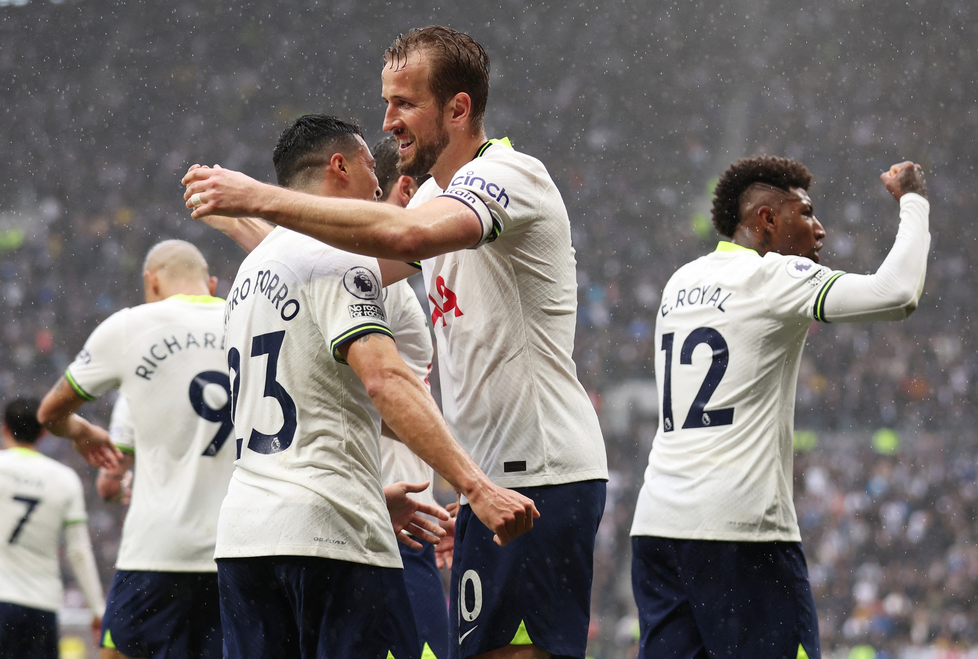 Thua thảm  Brentford sân nhà, Tottenham tan giấc mơ Top 6 - Ảnh 1.