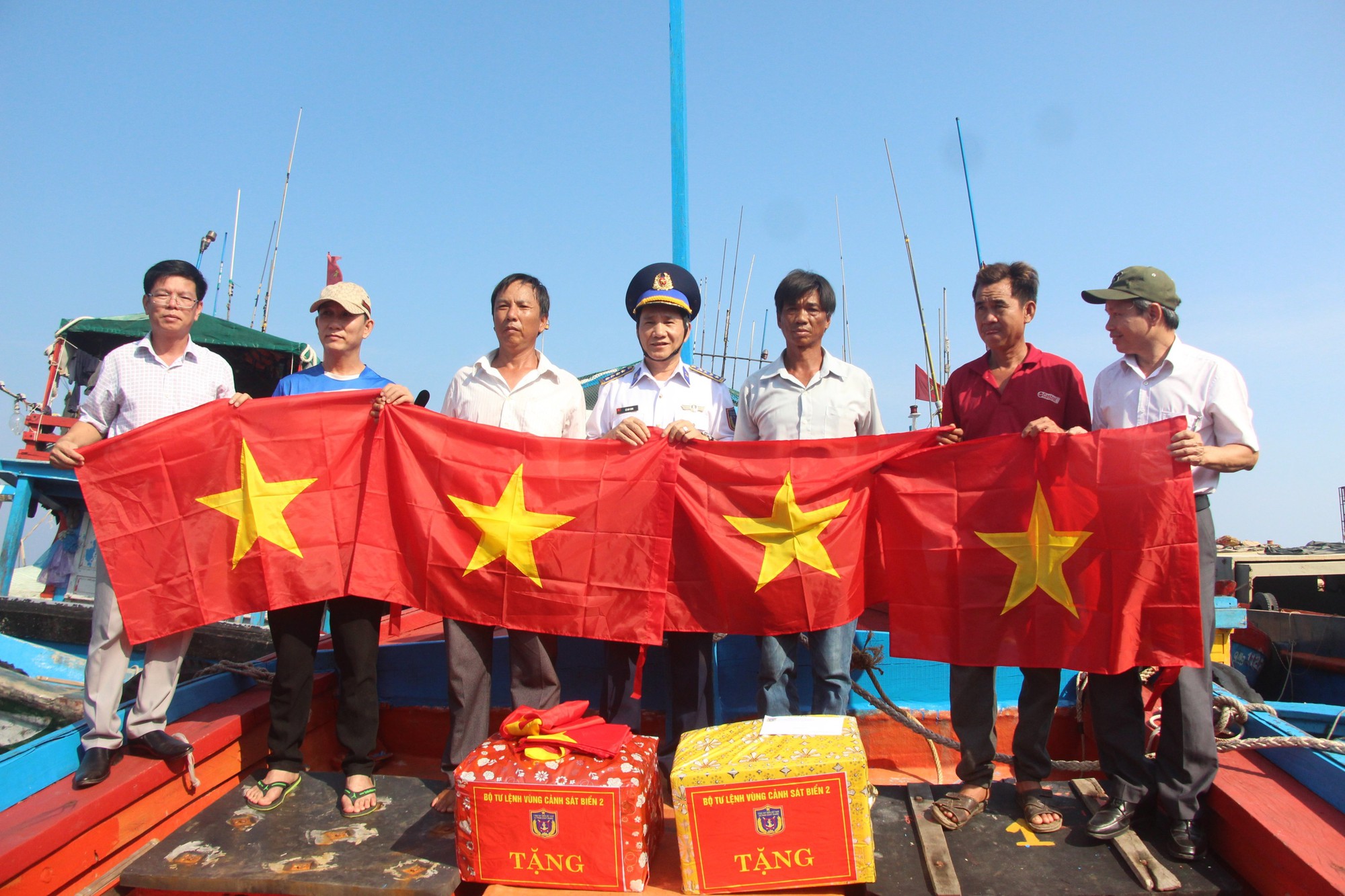 1.000 lá cờ Tổ quốc, 270 suất quà đến với bà con huyện đảo Lý Sơn - Ảnh 5.