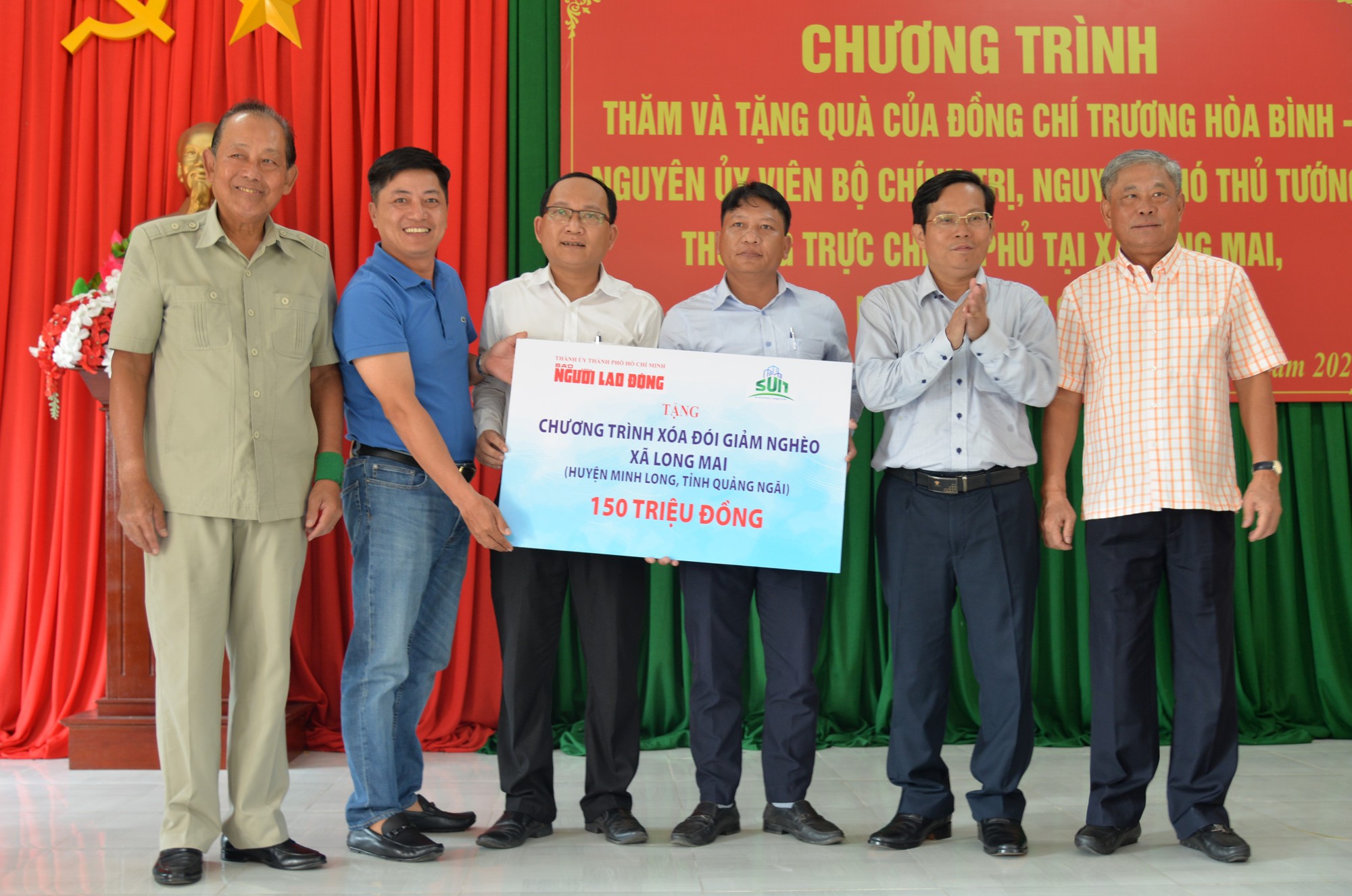 Trao 300 triệu đồng hỗ trợ người dân 2 xã khó khăn ở Quảng Ngãi - Ảnh 1.