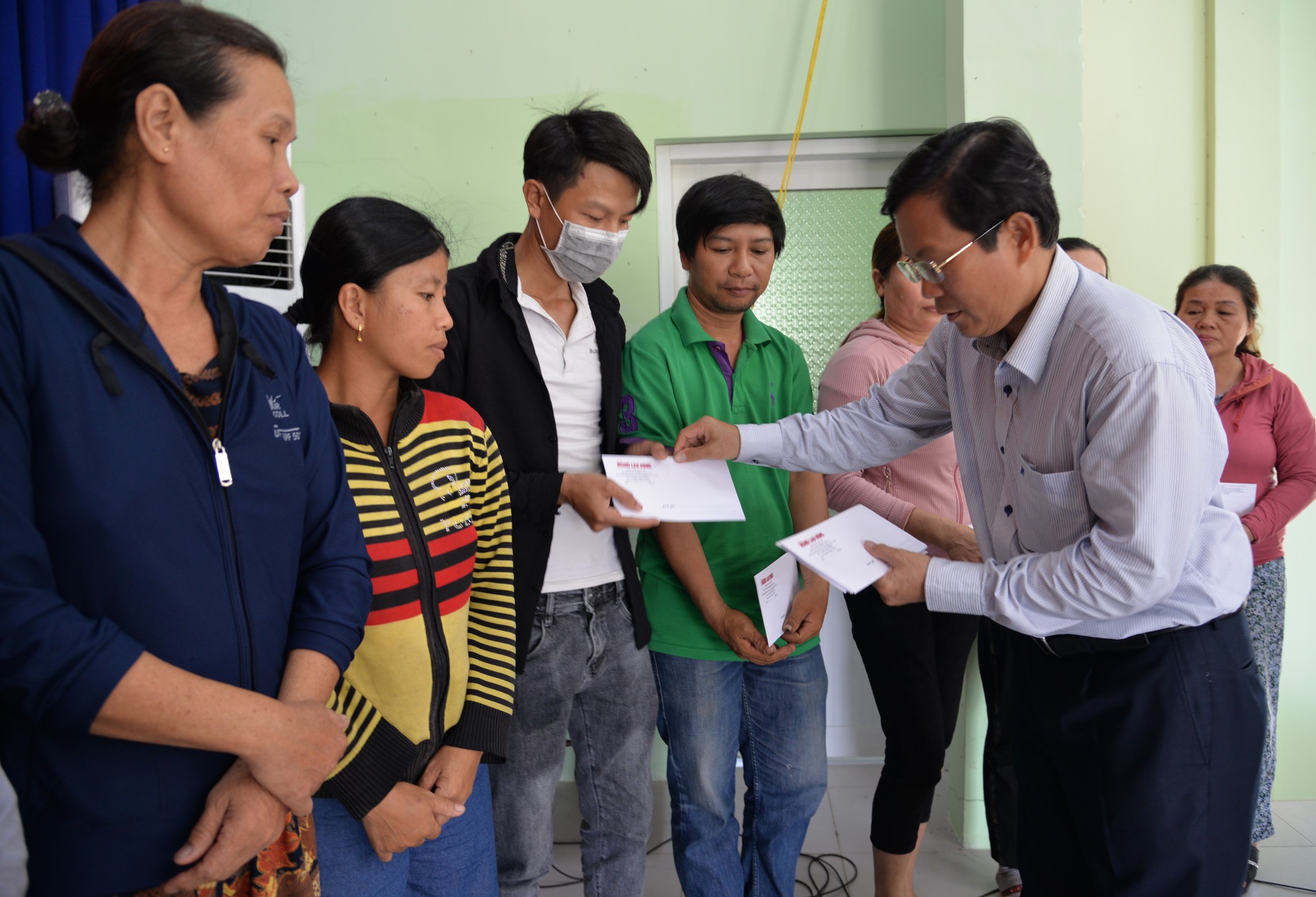 Trao 300 triệu đồng hỗ trợ người dân 2 xã khó khăn ở Quảng Ngãi - Ảnh 3.