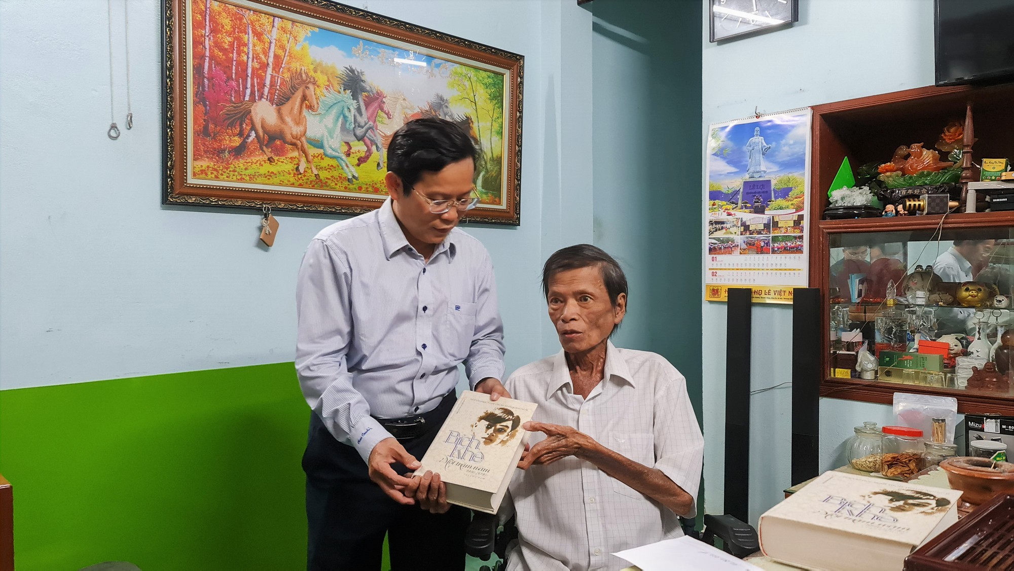 “Mai vàng tri ân” thăm nguyên lãnh đạo Hội Văn học nghệ thuật Quảng Ngãi các thời kỳ - Ảnh 4.