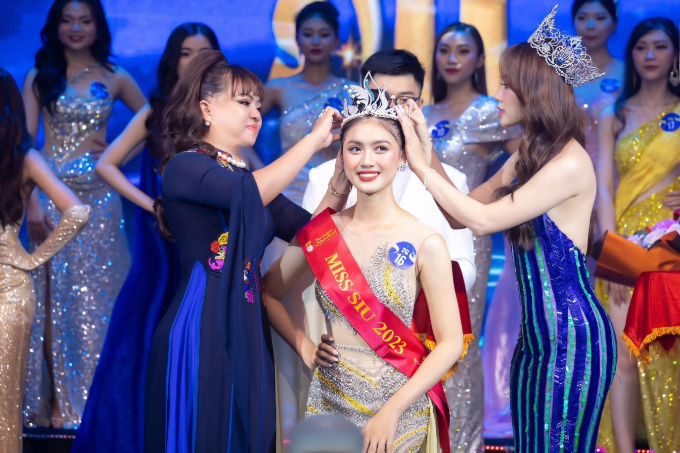 Pham Thi Quynh Nhu គ្រងមកុដ Miss Saigon International University - រូបថត ១. Phạm Thị Quỳnh Như đăng quang Hoa khôi Đại học quốc tế Sài Gòn - Ảnh 1.