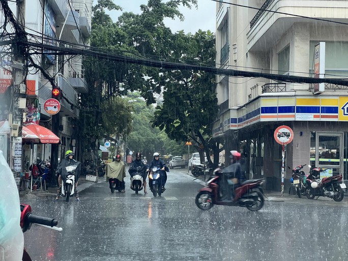 Nắng nóng sắp chấm dứt, mưa dông diện rộng và mưa lớn cục bộ nhiều nơi - Ảnh 1.