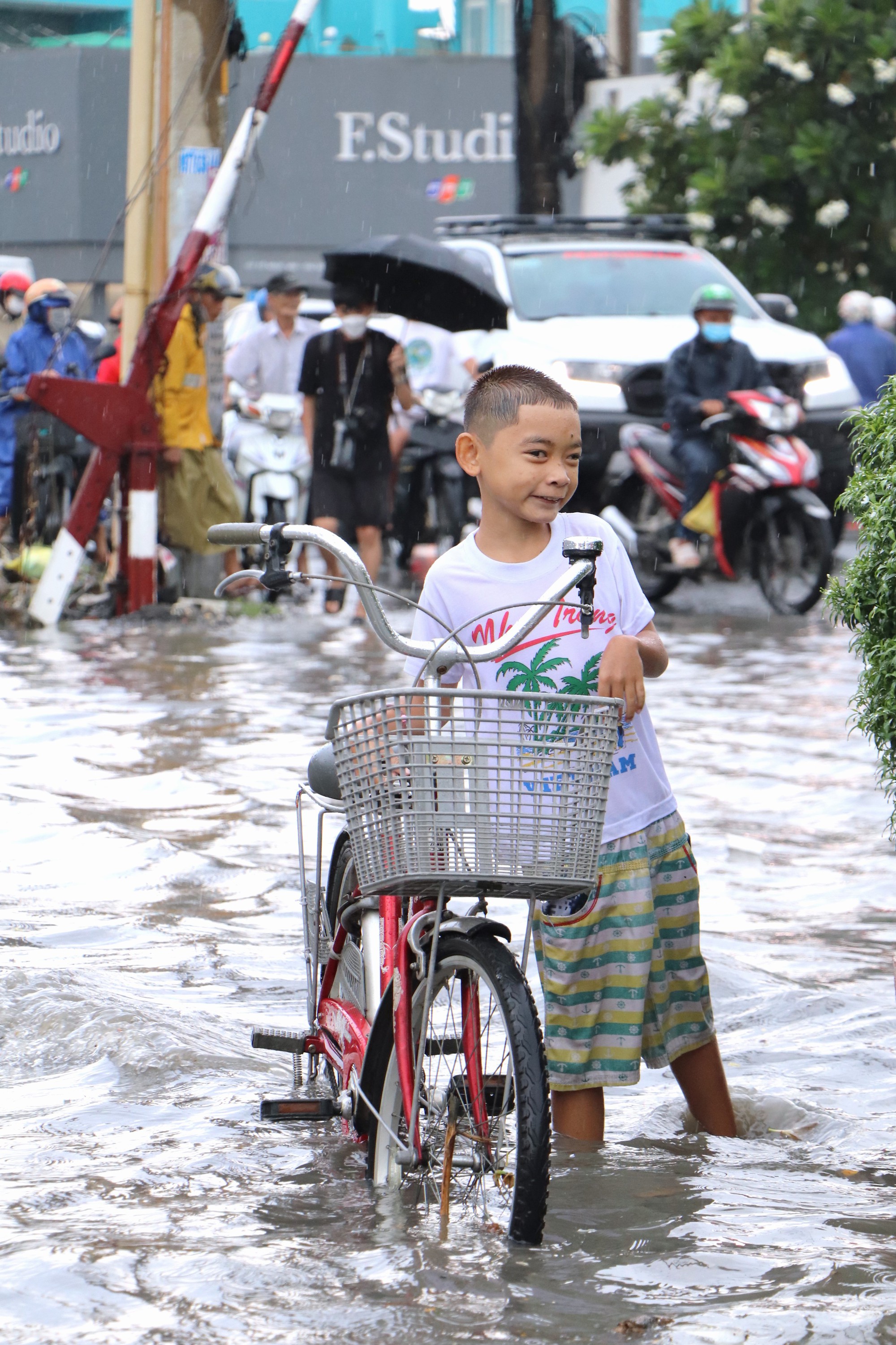 Thấy rõ nỗi khổ sau cơn mưa đầu tuần tại TP Thủ Đức - Ảnh 4.