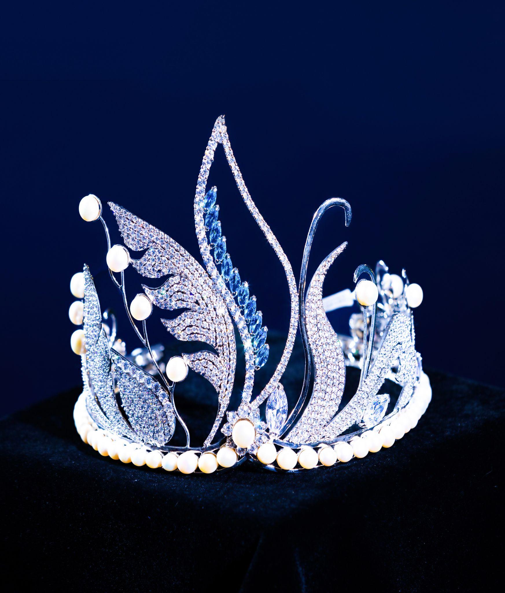 Cik Ho Thi Thanh Huong menyampaikan  Bà Hồ Thị Thanh Hương trao “viên ngọc biển cả” đến Miss SIU - Ảnh 2.