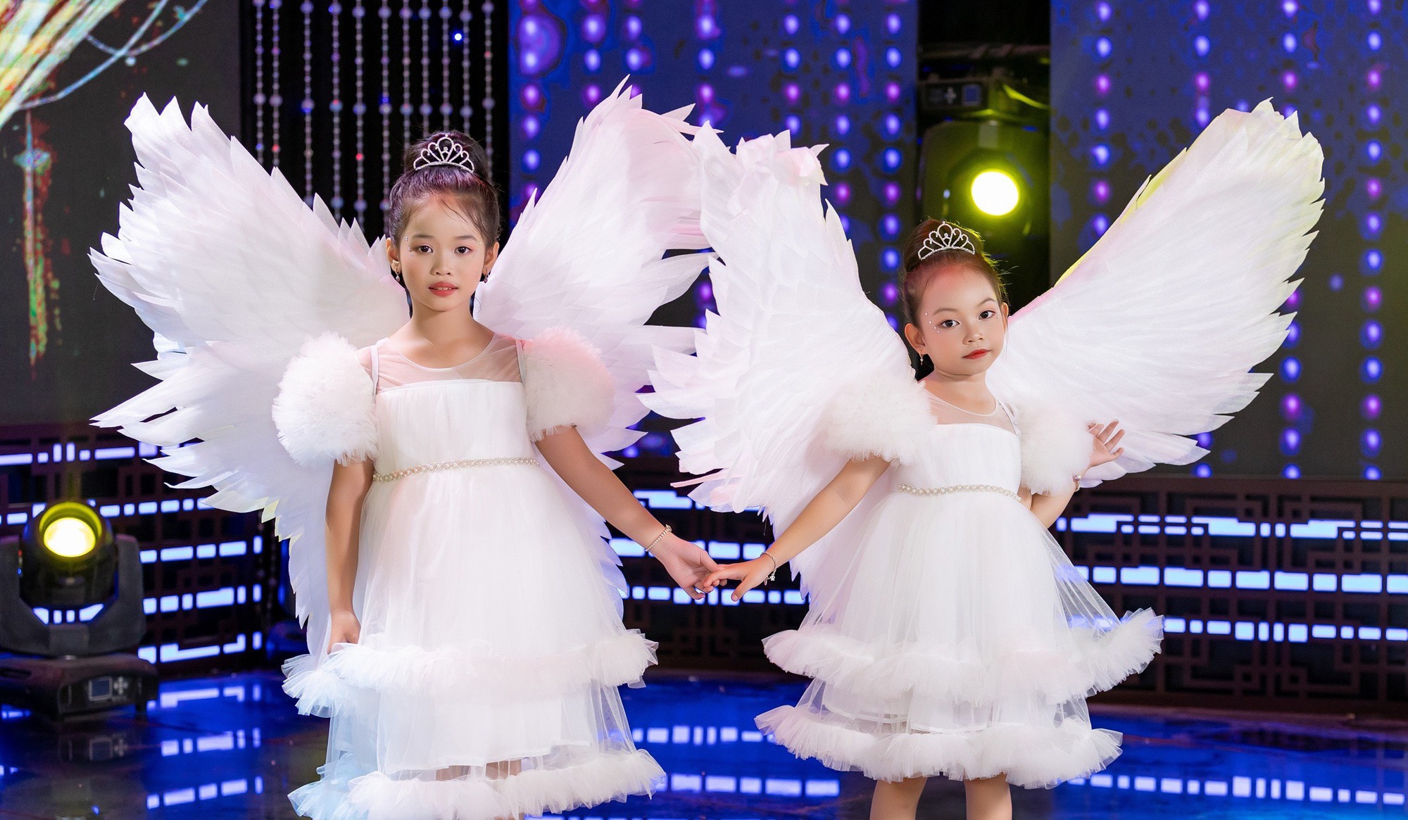 អ្នករចនា Tommy Nguyen បង្កើតចំណុចលេចធ្លោក្នុងកម្មវិធី Angle Night - រូបថត ២. NTK Tommy Nguyễn tạo điểm nhấn trong show Angle Night - Ảnh 2.