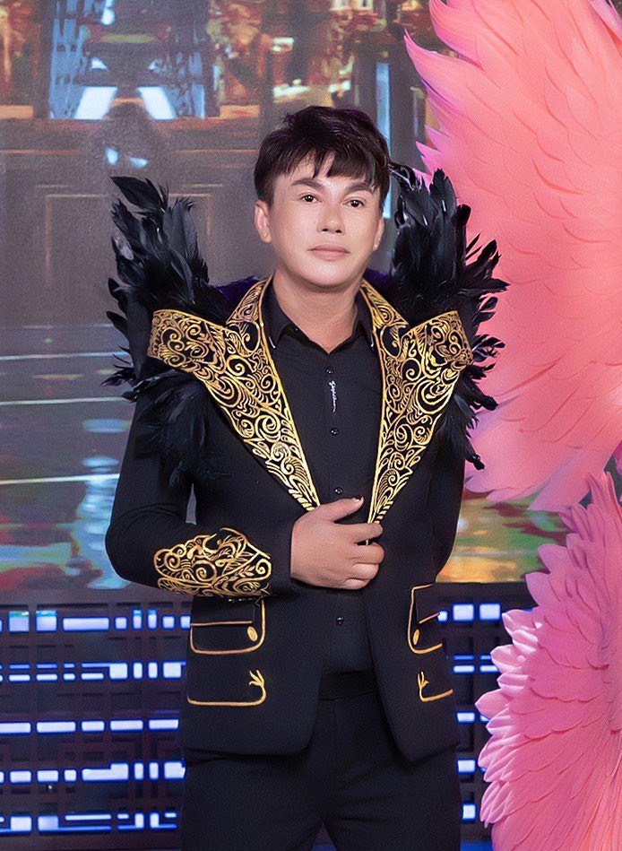 អ្នករចនា Tommy Nguyen បង្កើតចំណុចលេចធ្លោក្នុងកម្មវិធី Angle Night - រូបថត ៥. NTK Tommy Nguyễn tạo điểm nhấn trong show Angle Night - Ảnh 5.