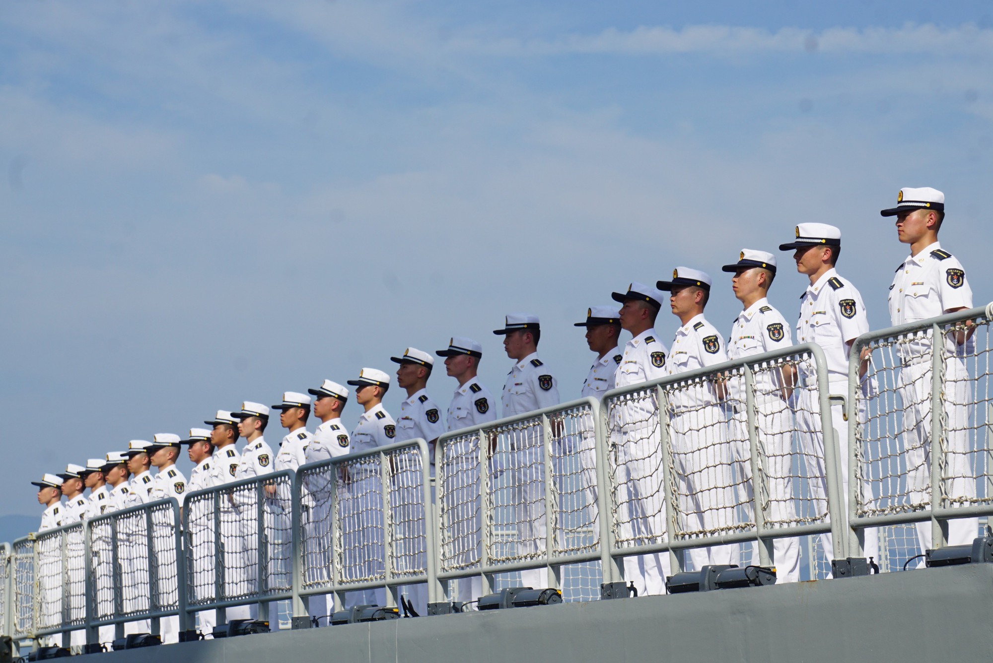 Tàu huấn luyện Hải quân Trung Quốc thăm Đà Nẵng - Ảnh 4.