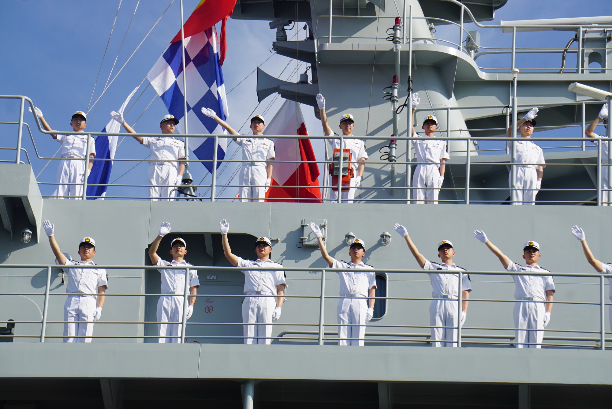 Tàu huấn luyện Hải quân Trung Quốc thăm Đà Nẵng - Ảnh 5.