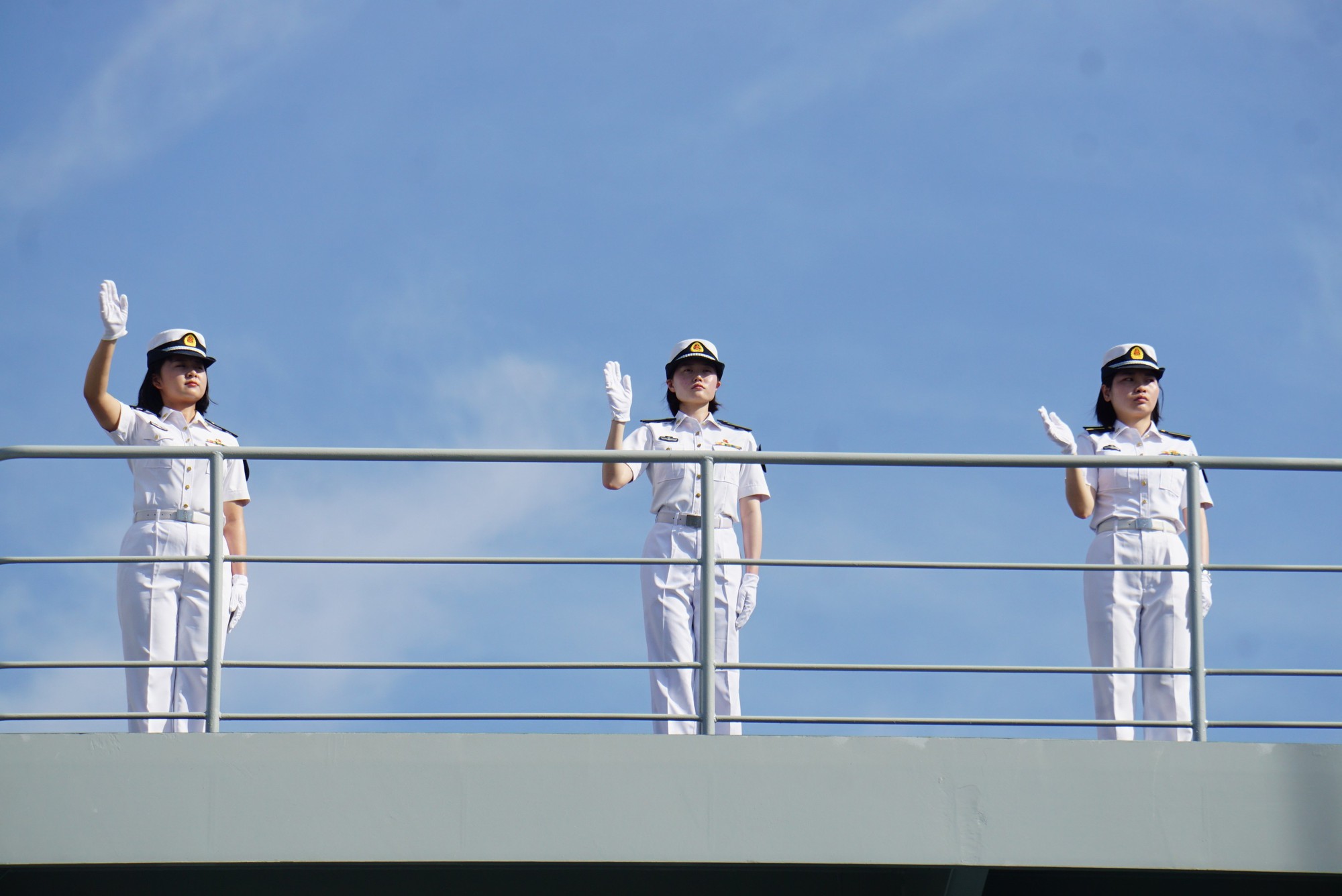 Tàu huấn luyện Hải quân Trung Quốc thăm Đà Nẵng - Ảnh 6.