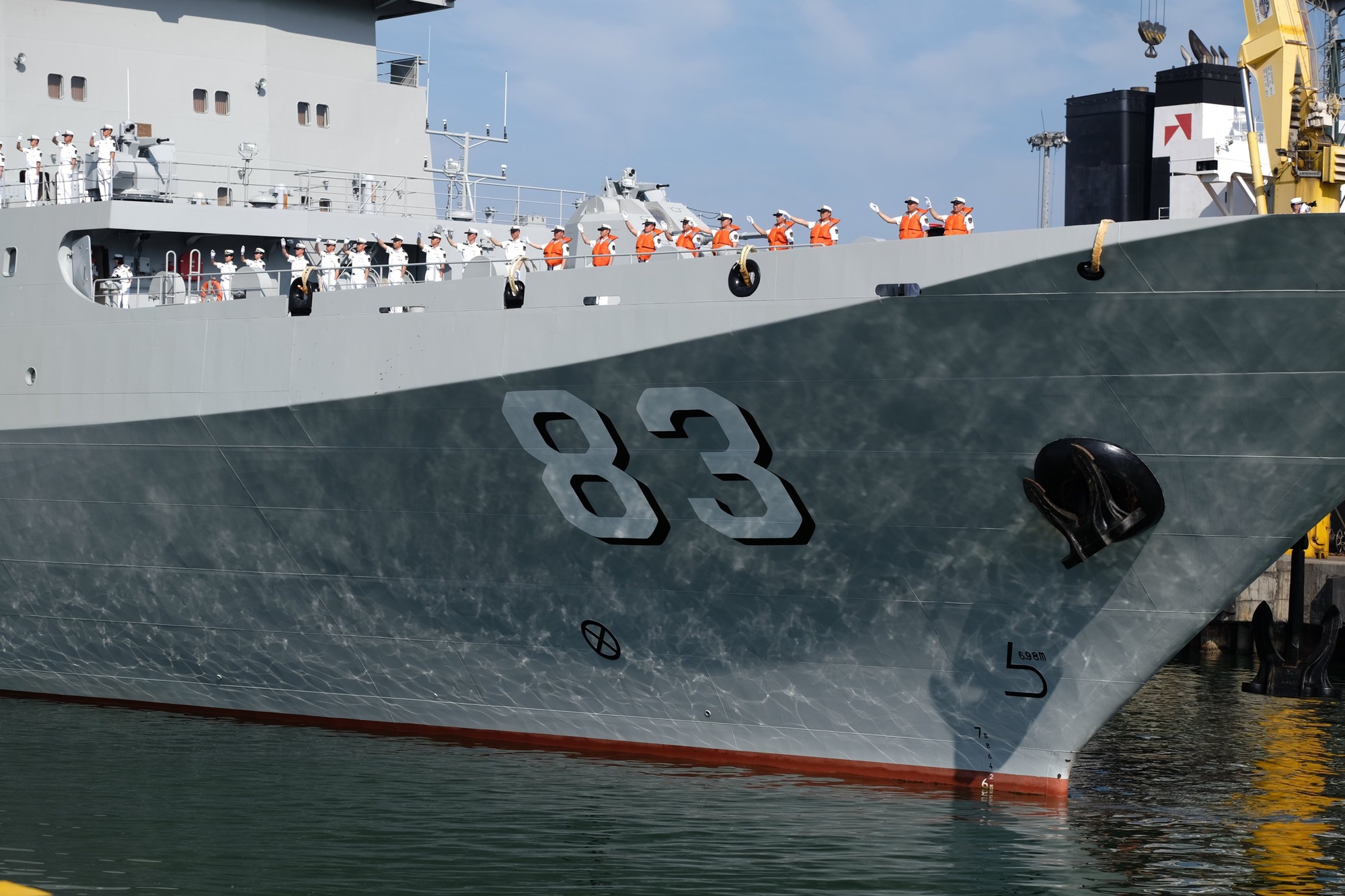 Tàu huấn luyện Hải quân Trung Quốc thăm Đà Nẵng - Ảnh 11.