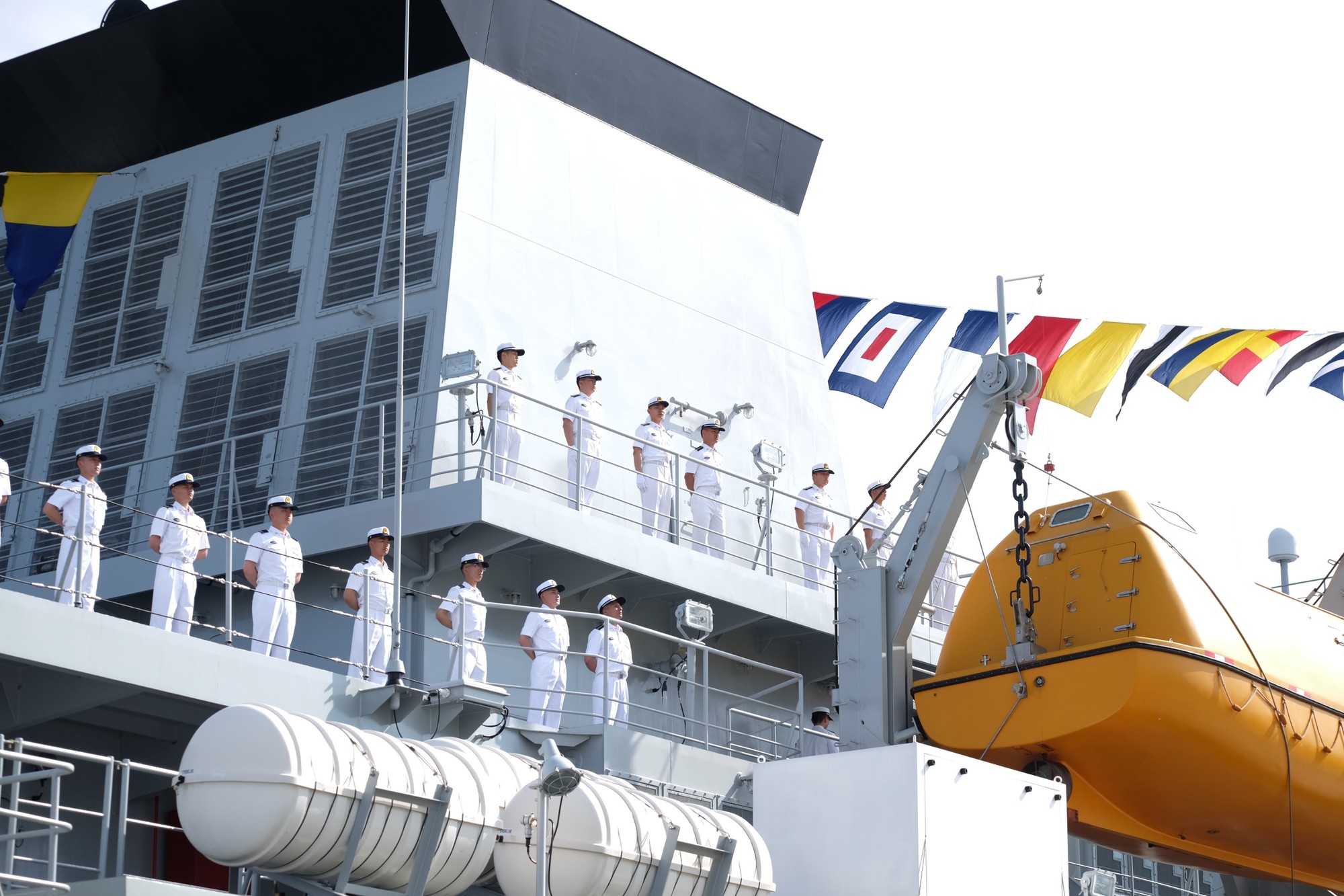 Tàu huấn luyện Hải quân Trung Quốc thăm Đà Nẵng - Ảnh 8.