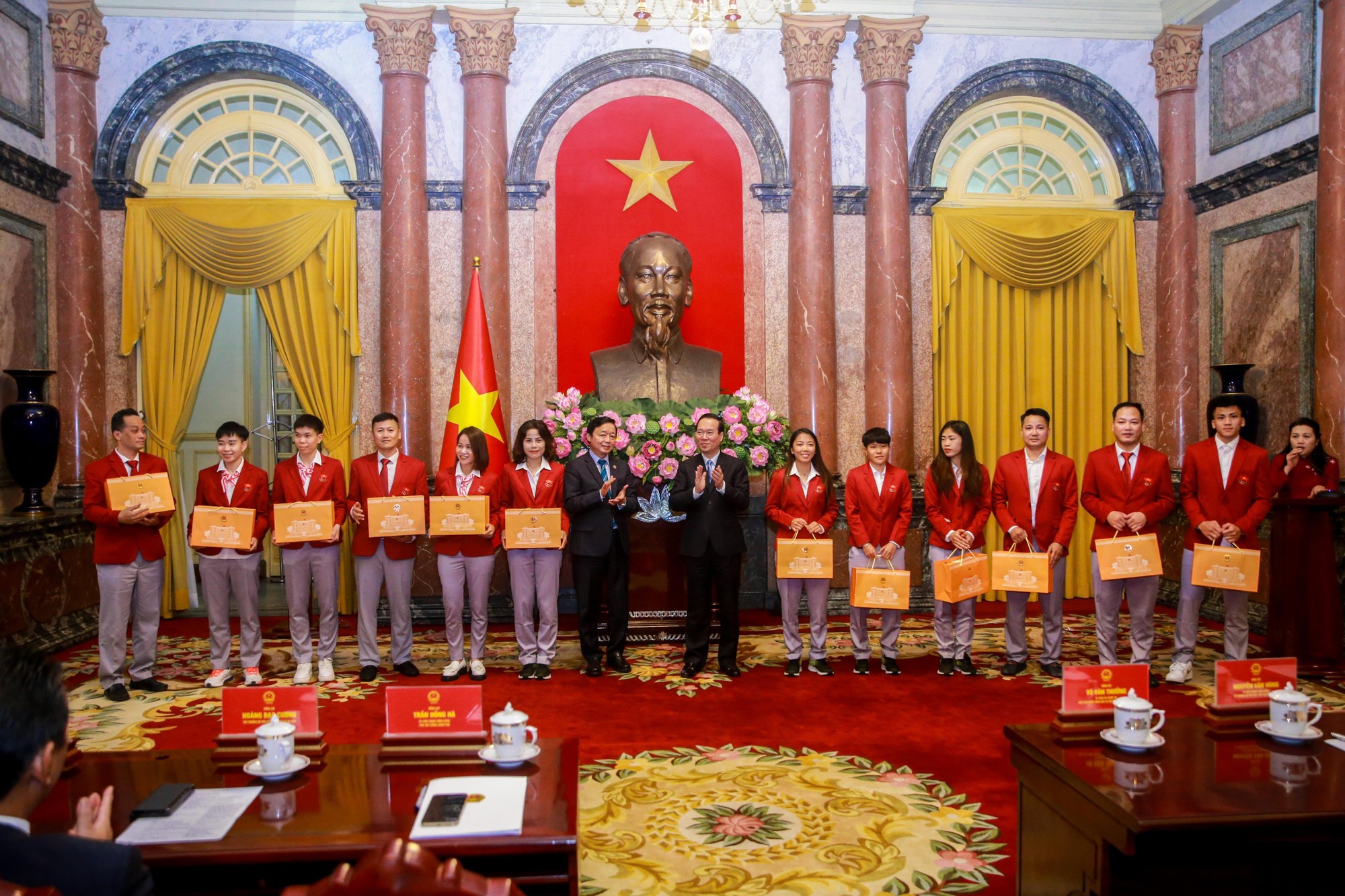Chủ tịch nước Võ Văn Thưởng trao Huân chương Lao động cho các HLV-VĐV xuất sắc - Ảnh 8.