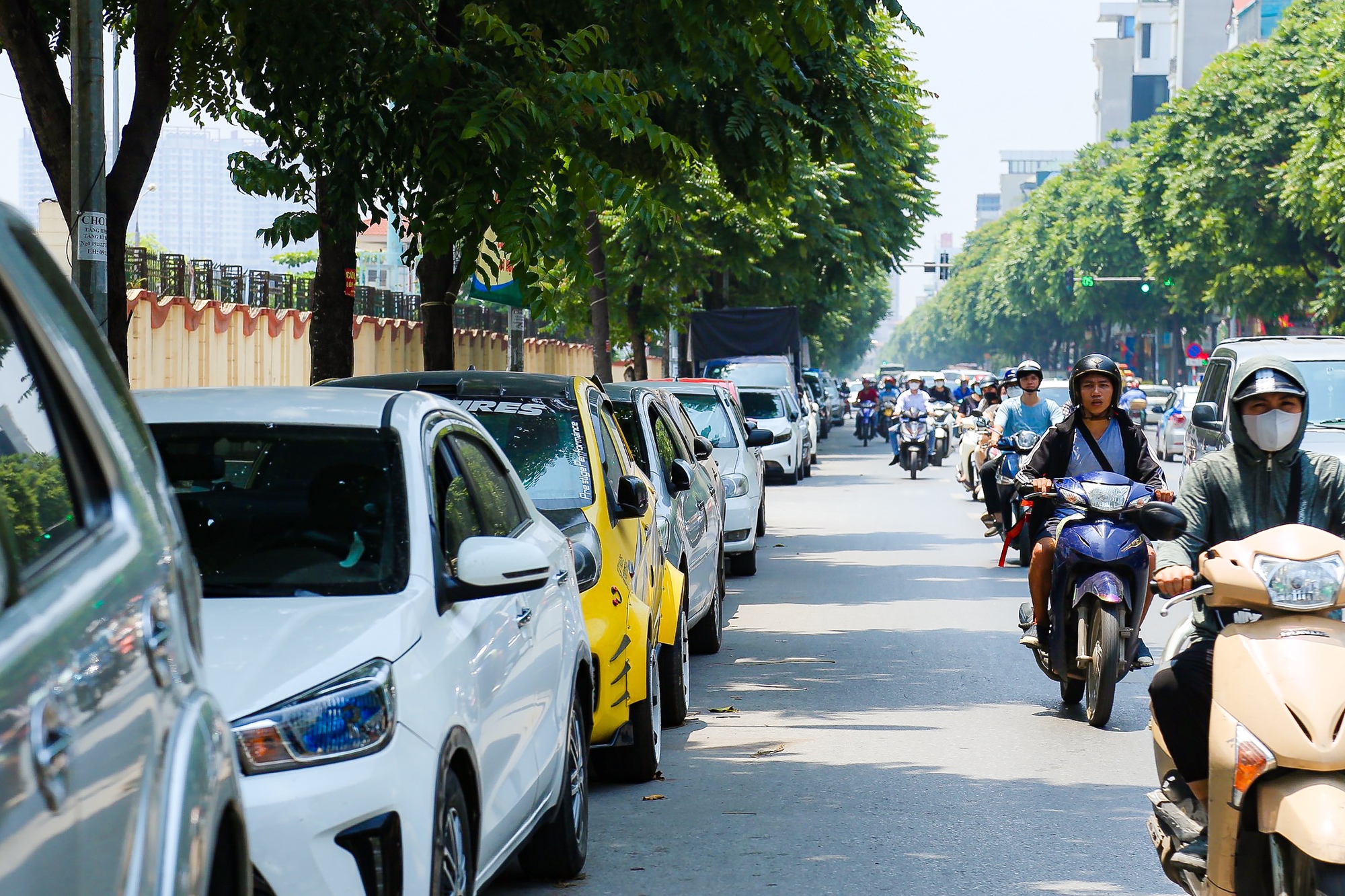 Hàng loạt trụ đá ngăn ôtô dừng, đỗ trên vỉa hè - Ảnh 1.