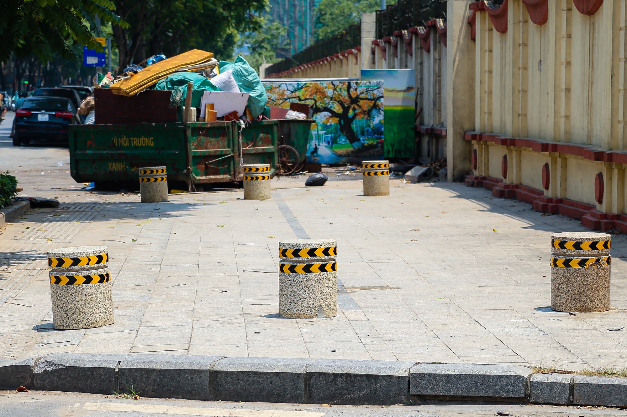 Hàng loạt trụ đá ngăn ôtô dừng, đỗ trên vỉa hè - Ảnh 5.