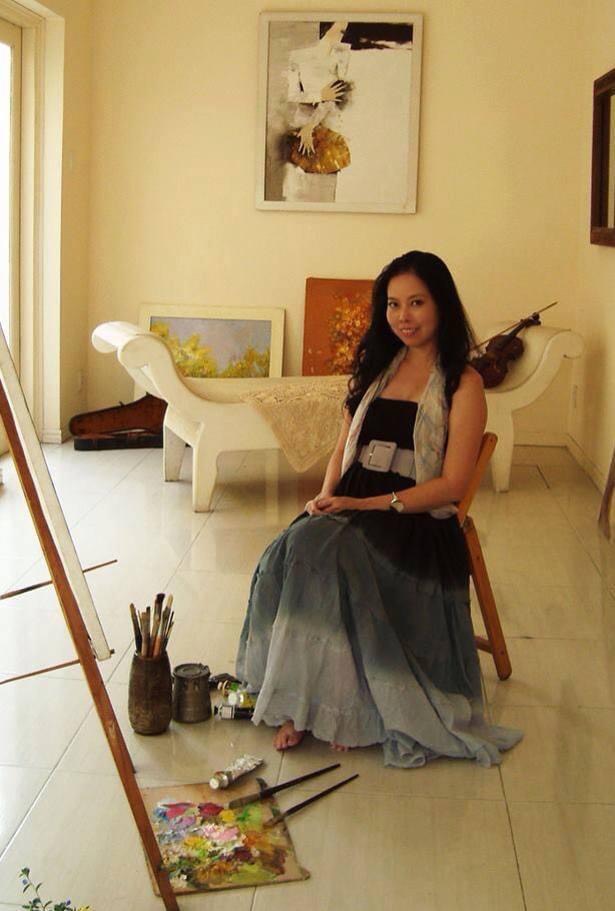 វិចិត្រករ Nguyen Dieu Ha - “ព្រលឹងនៃគំនូរពីសម្ភារៈជីវិតត្រូវបានគាំទ្រដោយអ្នកប្រមូល” - រូបថត ១. Họa sĩ Nguyễn Diệu Hà - “Hồn tranh từ chất liệu cuộc sống được giới sưu tầm ủng hộ” - Ảnh 1.