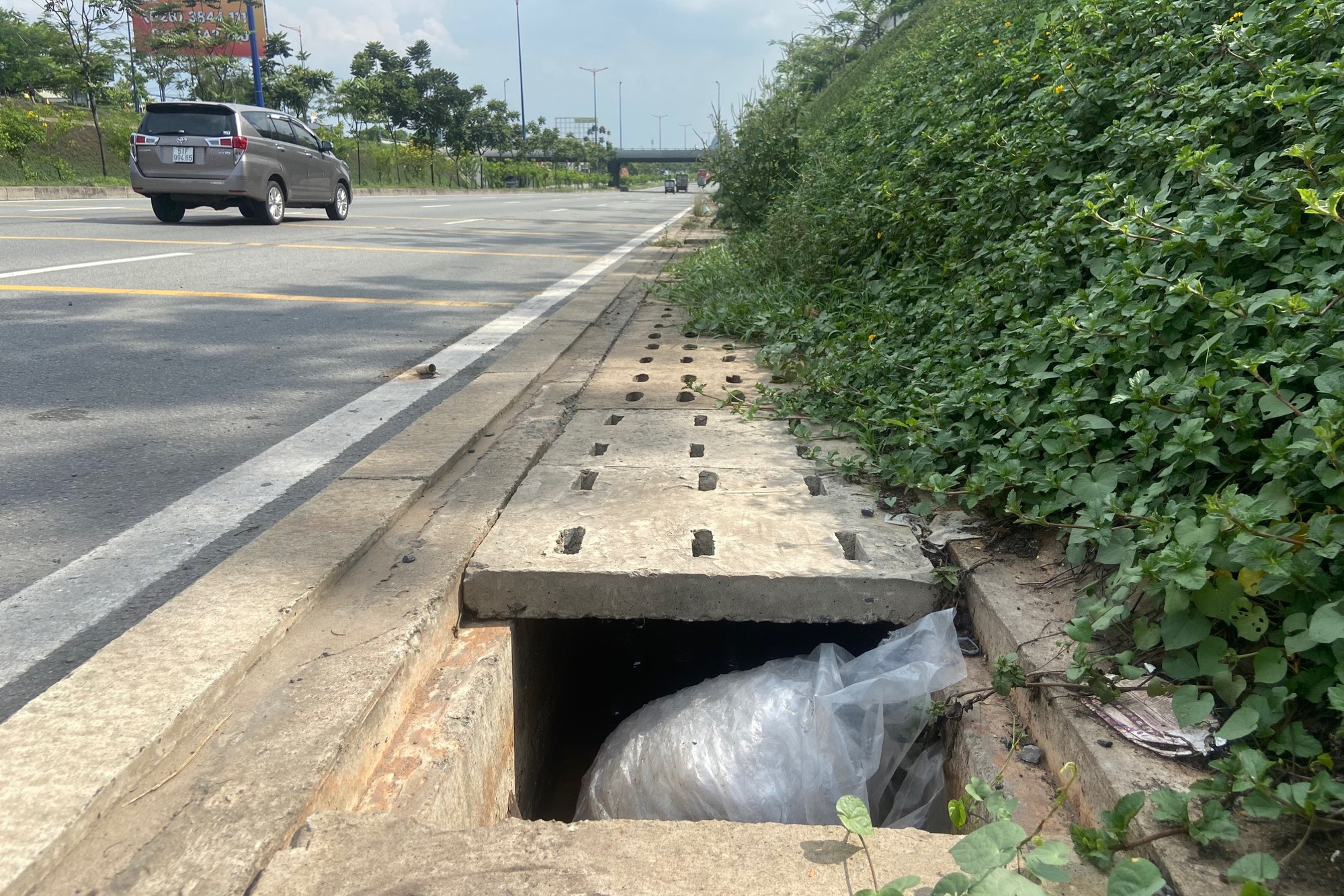 300 nắp cống mất tích trên xa lộ Hà Nội - Ảnh 7.