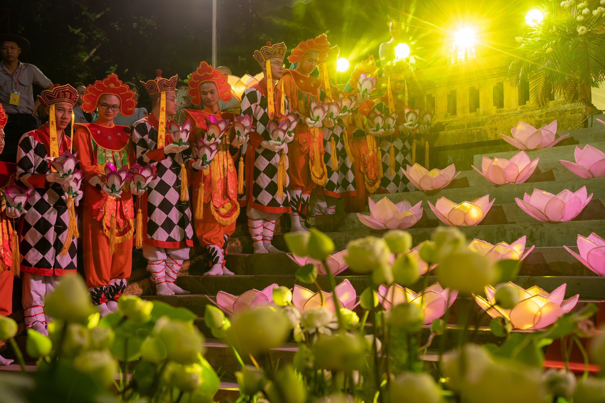 Huế thắp sáng 7 đóa hoa sen trong mùa Phật đản - Ảnh 18.