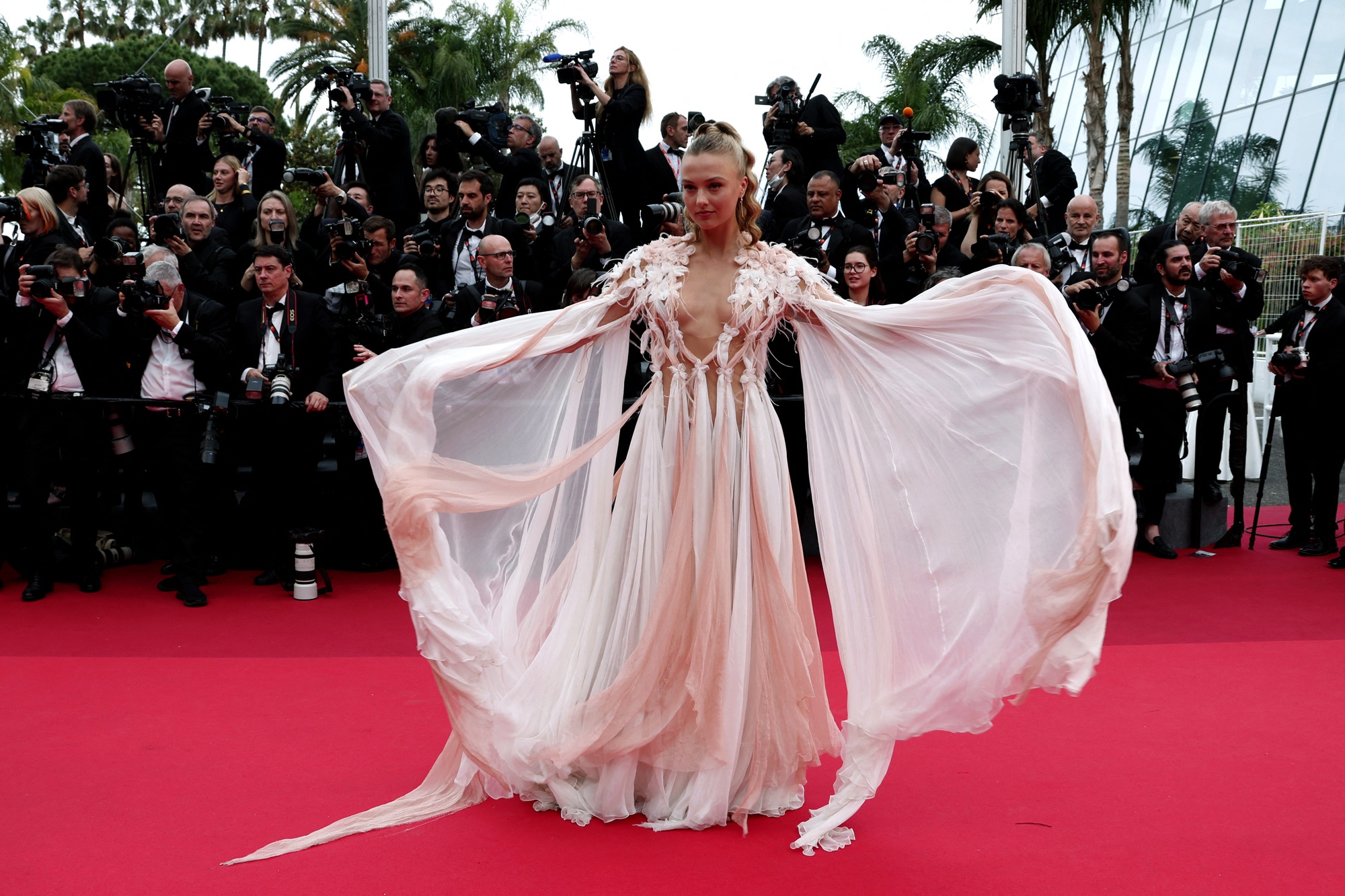 Những bộ đầm “thảm họa” trên thảm đỏ Cannes - Ảnh 9.