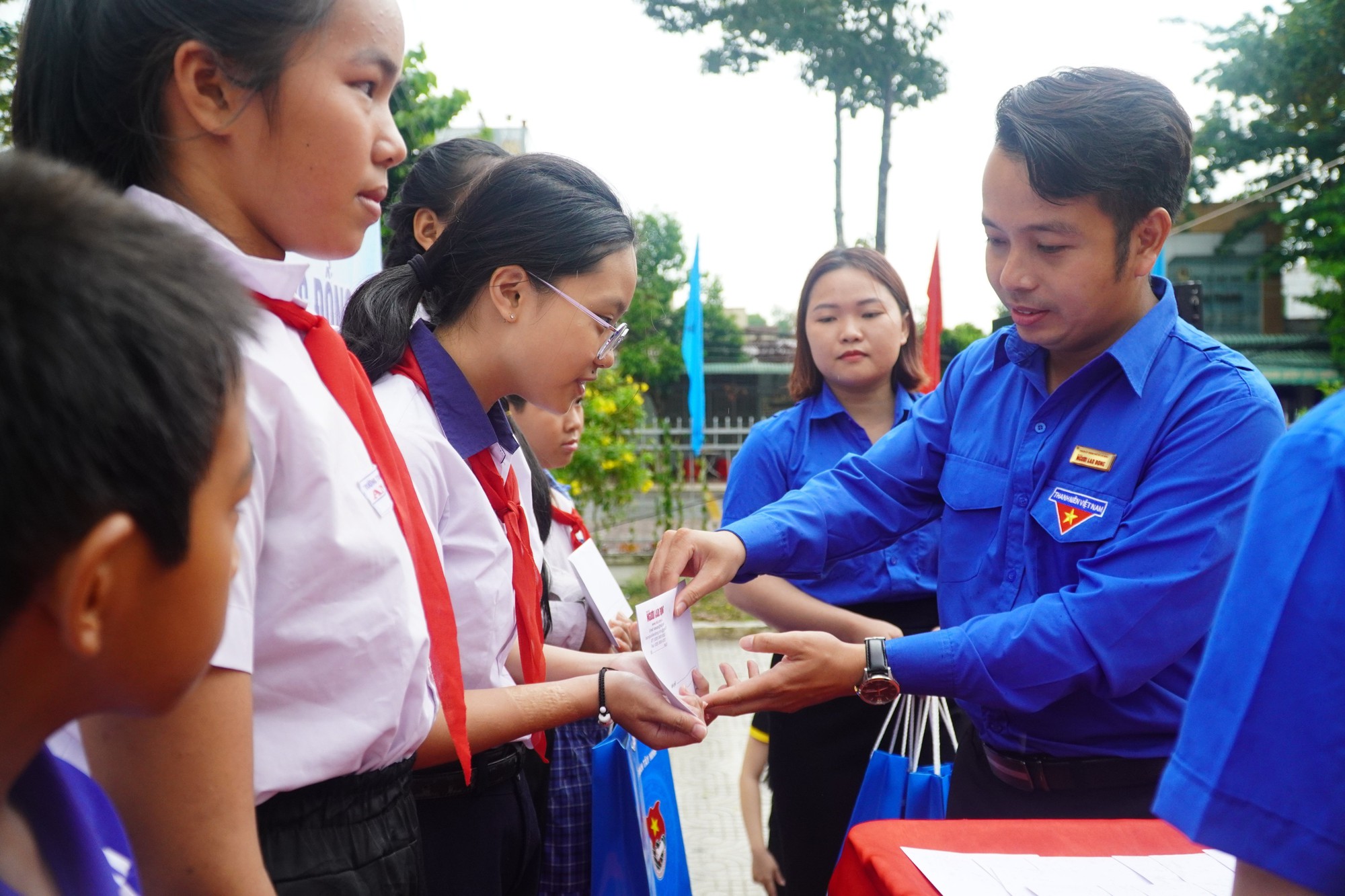 Báo Người Lao Động và Saigontourist Group tham gia chiến dịch thanh niên tình nguyện hè tỉnh Tây Ninh - Ảnh 3.