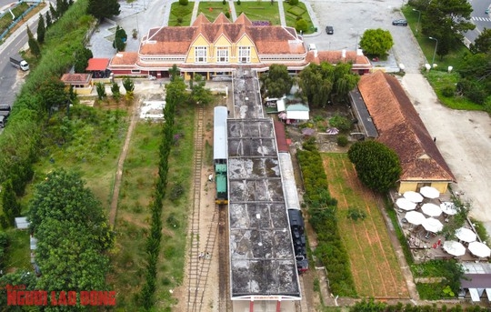 Một buổi dạo chơi trên tuyến đường sắt 100 năm độc đáo nhất thế giới của Đà Lạt - Ảnh 11.