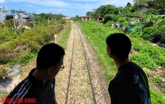 Một buổi dạo chơi trên tuyến đường sắt 100 năm độc đáo nhất thế giới của Đà Lạt - Ảnh 16.