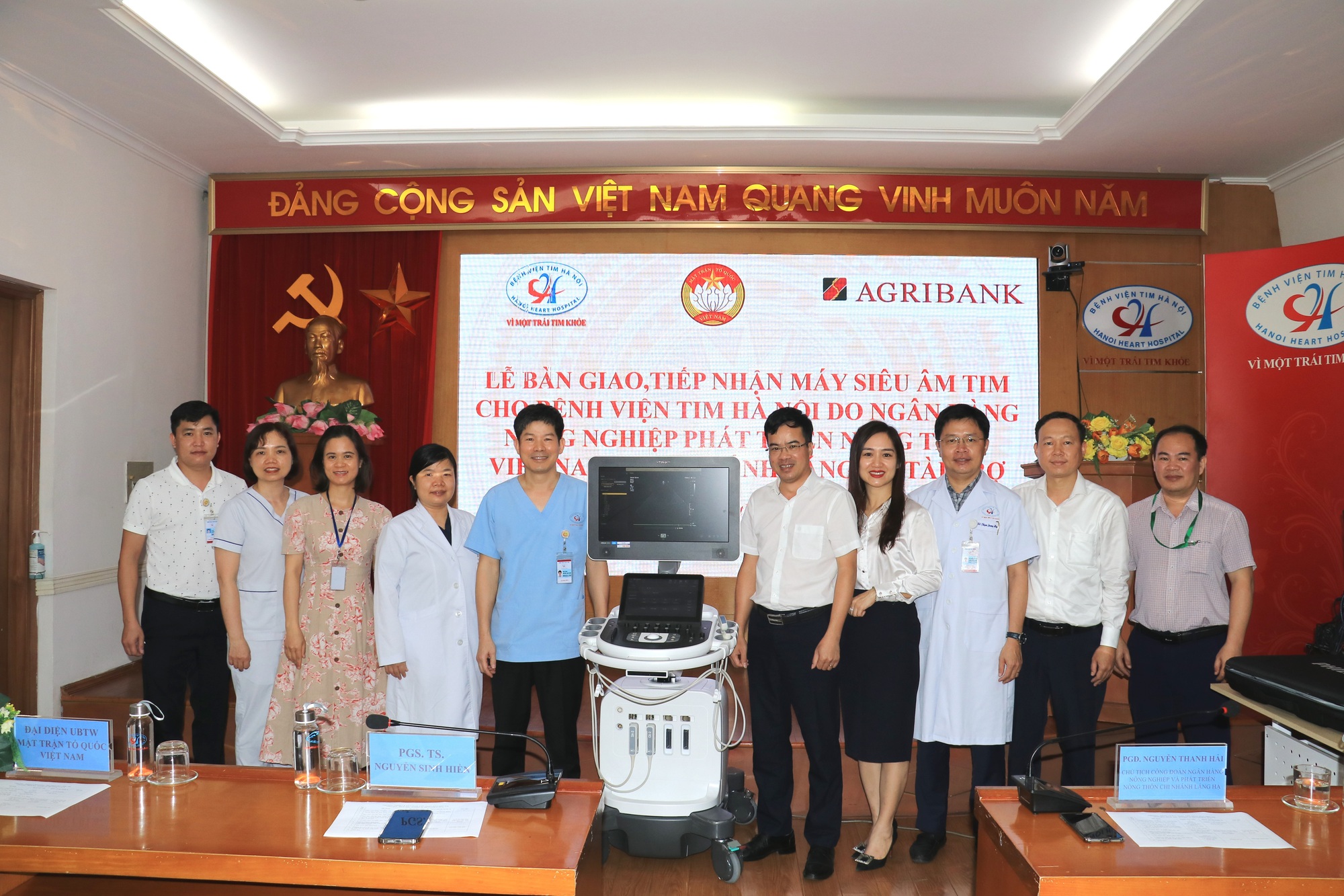 Agribank chi nhánh Láng Hạ trao tặng thiết bị y tế cho Bệnh viện Tim Hà Nội - Ảnh 1.