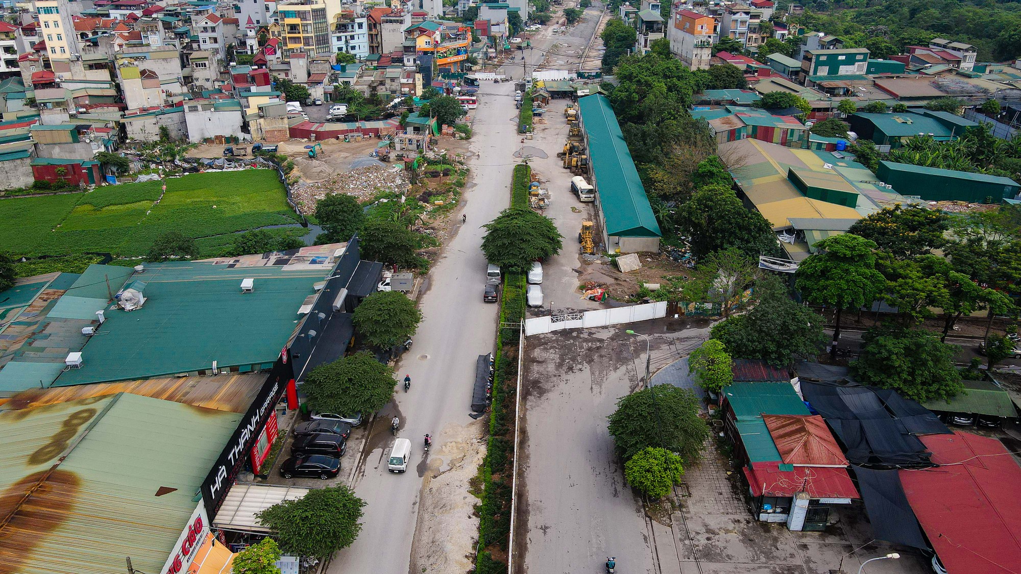 Cận cảnh 500 m hàng rào bêtông bịt kín lối đi khiến người dân khổ sở - Ảnh 5.