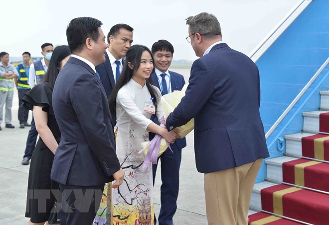 Thủ tướng Luxembourg tới Nội Bài, bắt đầu thăm chính thức Việt Nam - Ảnh 4.