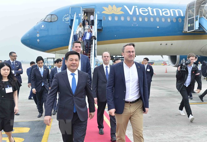 Thủ tướng Luxembourg tới Nội Bài, bắt đầu thăm chính thức Việt Nam - Ảnh 6.