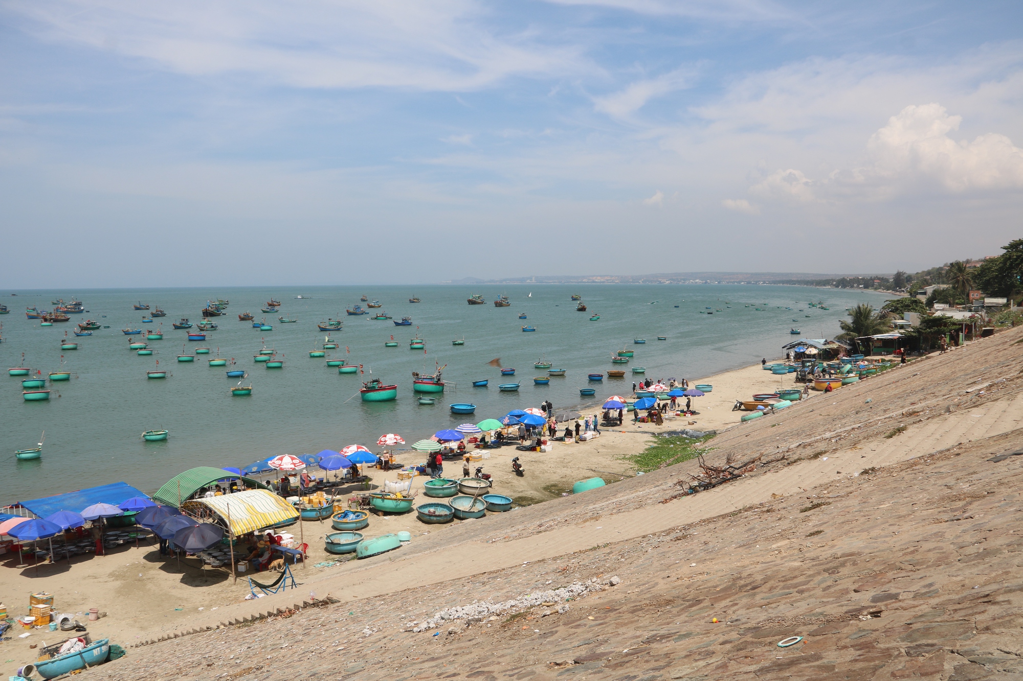 Các điểm du lịch biển tại Bình Thuận, Ninh Thuận tấp nập du khách - Ảnh 2.