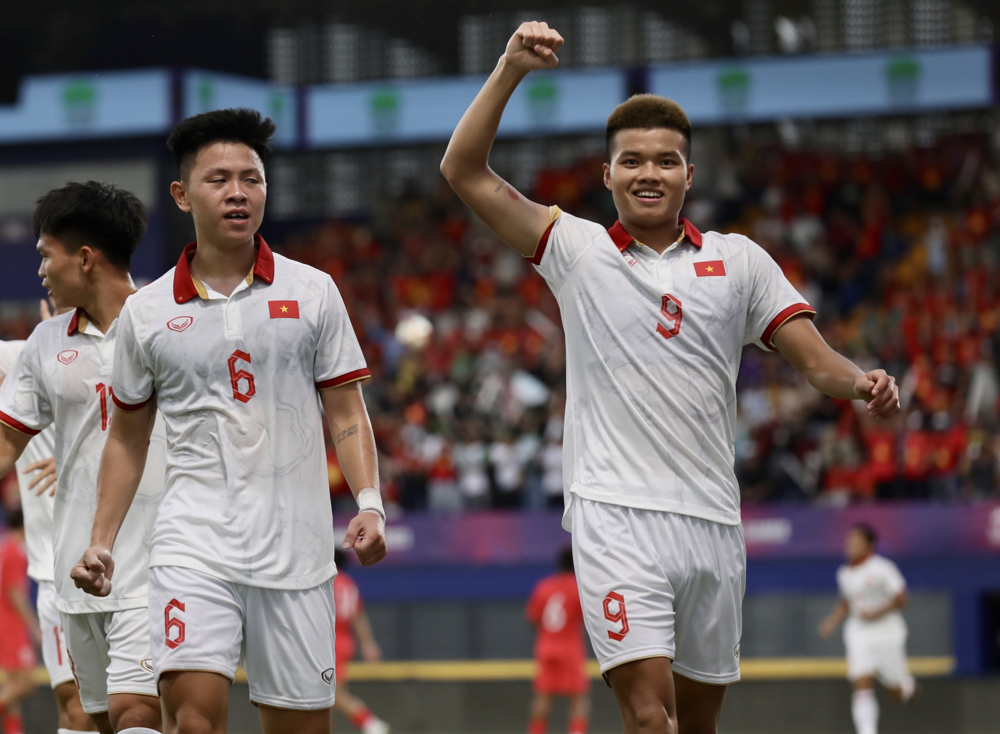 U22 Vietnam dengan gemilang mengalahkan U22 Singapura - Foto 1. U22 Việt Nam xuất sắc đánh bại U22 Singapore - Ảnh 1.